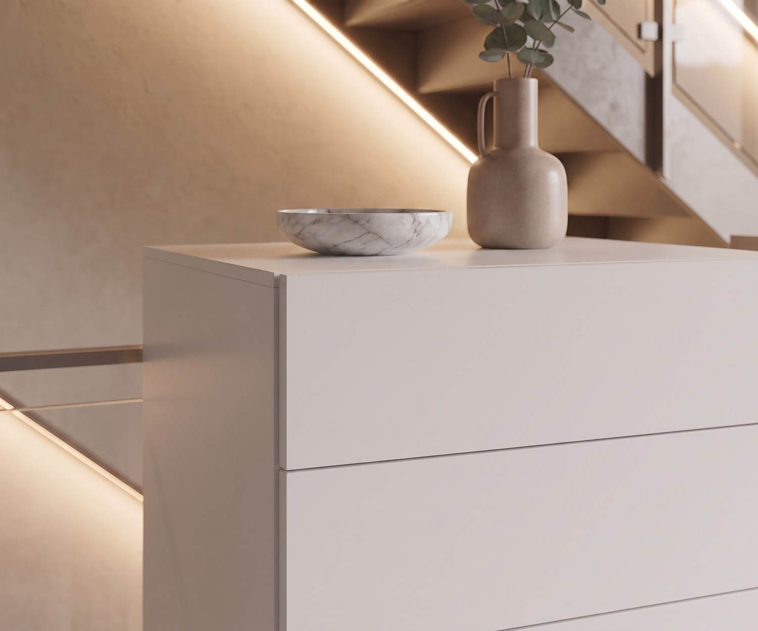 Novamobili Hochkommode Easy für das Schlafzimmer in Beige, moderne grifflose Kommode mit Deko im Treppenaufgang.