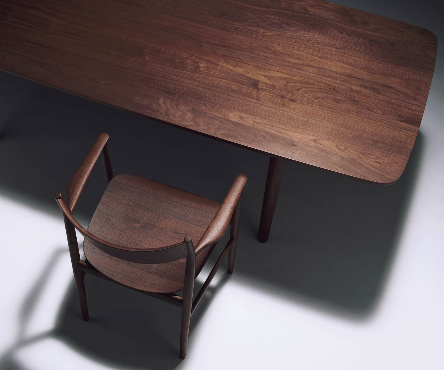 Conde House Kamuy Designer Armlehnenstuhl Gestell und Sitz in Walnuss massiv Conde House Kamuy Designer Armlehnenstuhl Gestell und Sitz in Walnuss massiv