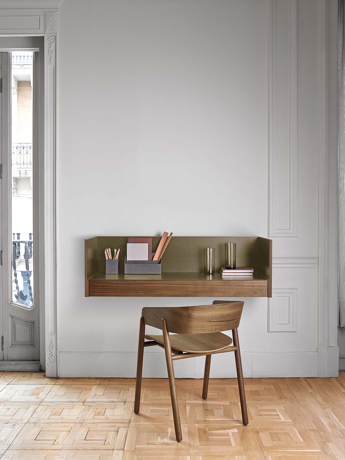 Design Wand Schreibtisch in Nussbaum