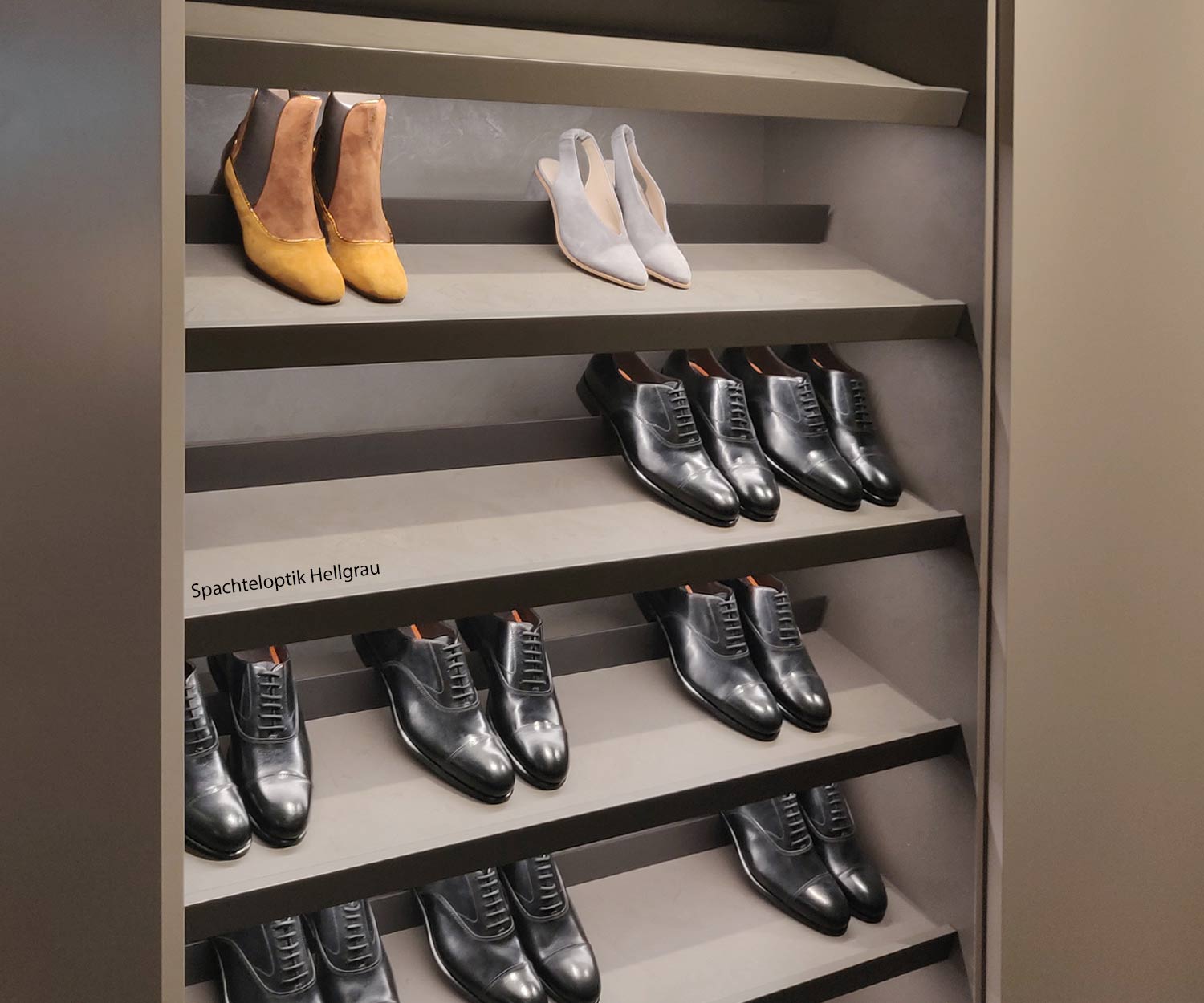 Hochwertiger Livitalia Design Schuhschrank mit geneigten Einlegeböden Hochwertiger Livitalia Design Schuhschrank mit geneigten Einlegeböden