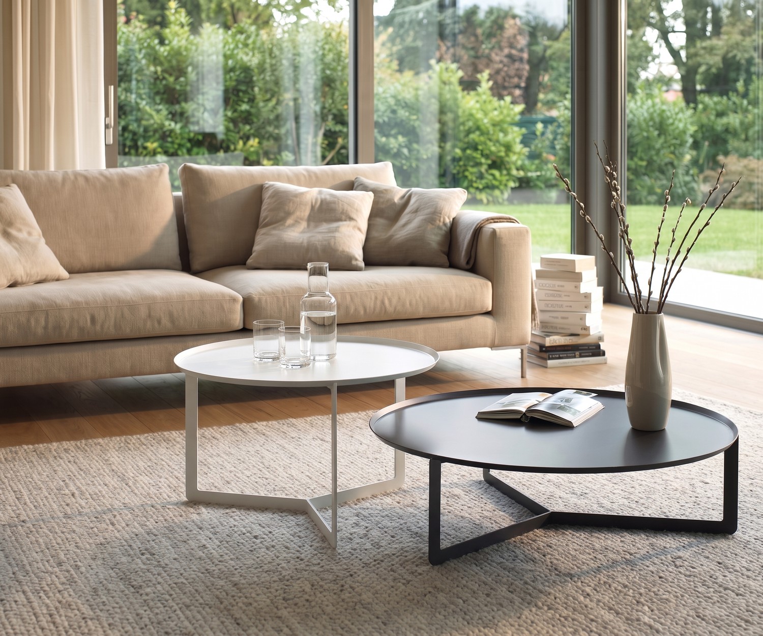 MEME DESIGN Round Couchtisch aus Metall Round Couchtisch von MEME Design im modernen Wohnzimmer. Runder flacher Design-Metalltisch neben beigem Sofa.