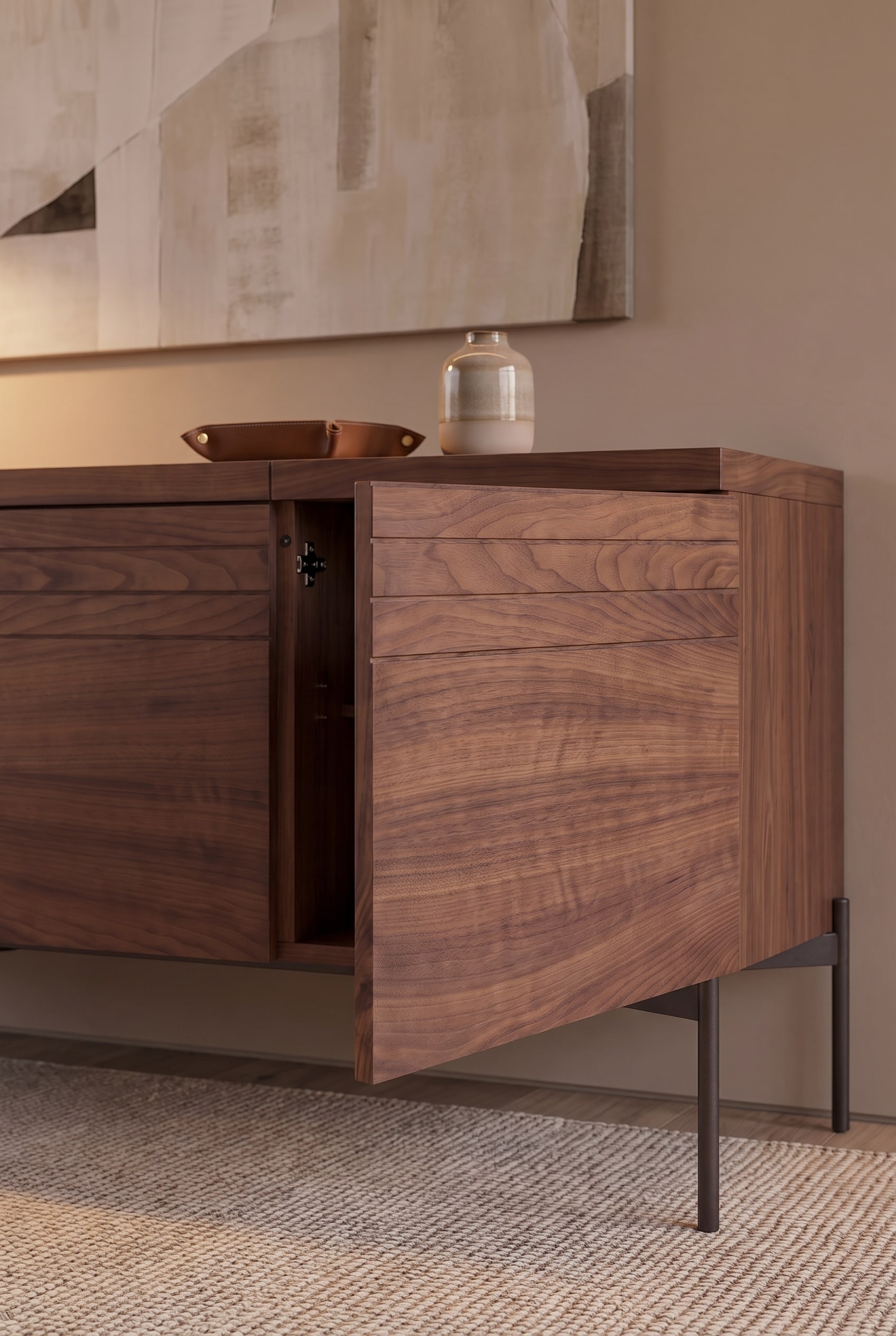 Makroaufnahme einer leicht geöffneten Holztür eines Sideboards, zeigt horizontale Fräsungen und hochwertige Scharniere.