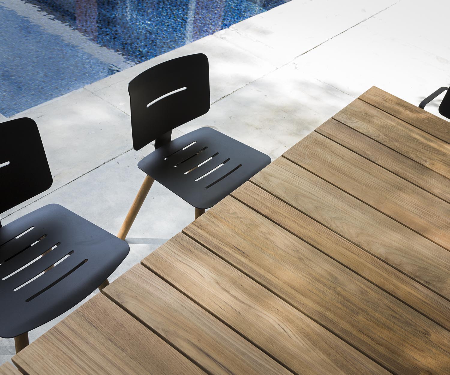 Oasiq Machar Design Gartentisch Teak zusammen mit zwei Stühlen Coco Oasiq Machar Design Gartentisch Teak zusammen mit zwei Stühlen Coco