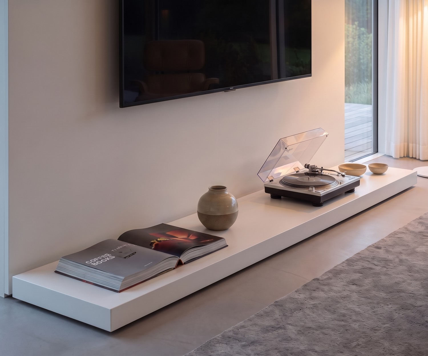 Livitalia Easy TV Podest in Weiß als flache Design Bank für das Wohnzimmer mit Plattenspieler und Dekoration.