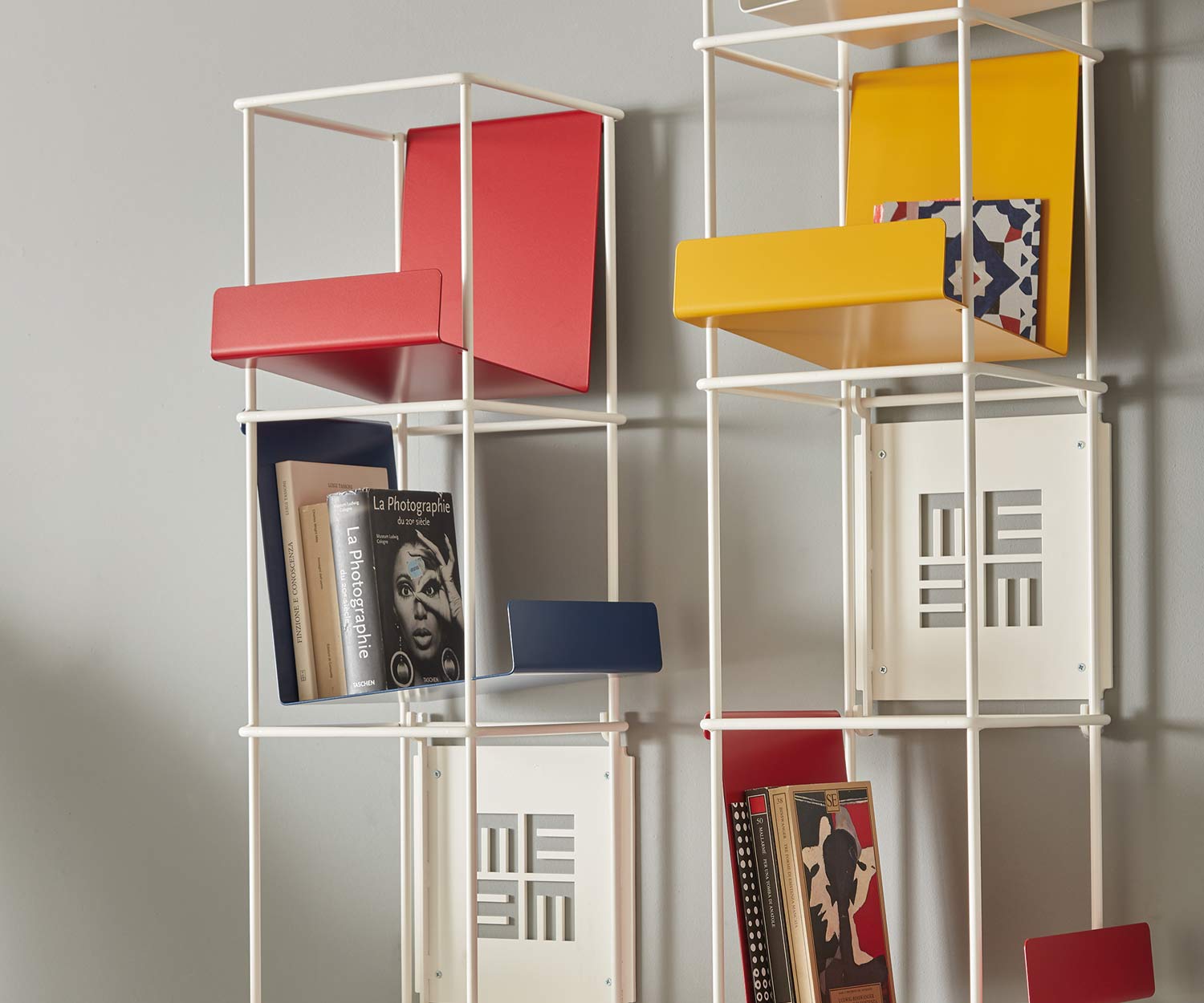 Hochwertiges MEME Libro vertikales Wand Design Bücherregal mit farbigen Haltern Hochwertiges MEME Libro vertikales Wand Design Bücherregal mit farbigen Haltern