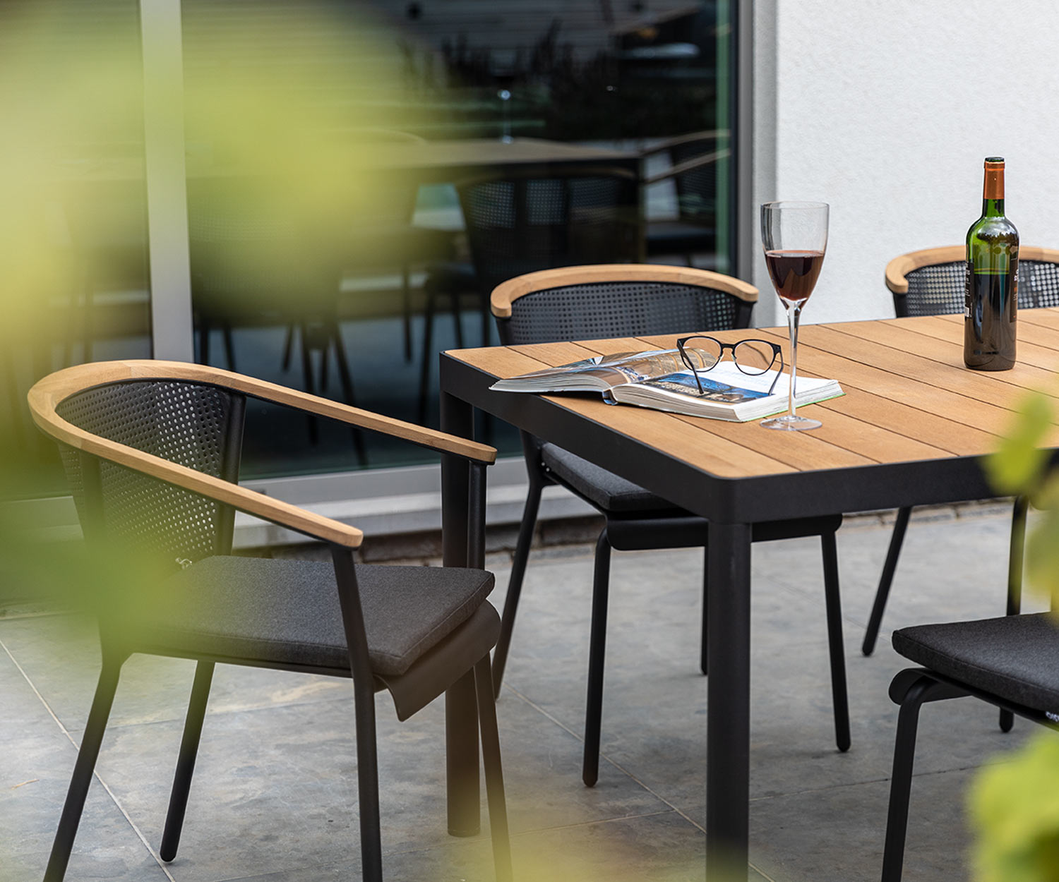 Hochwertiger Oasiq Riad Designer Armlehnstuhl mit Anthrazit Gestell und Teak Rückenlehne Hochwertiger Oasiq Riad Designer Armlehnstuhl mit Anthrazit Gestell und Teak Rückenlehne