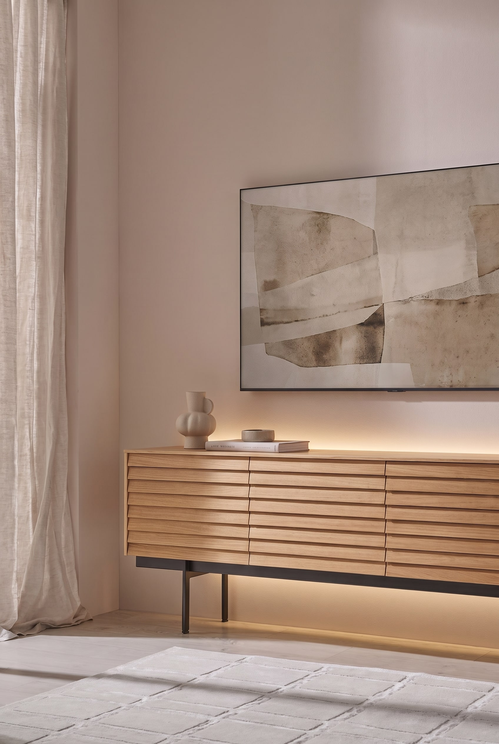 Wohnzimmer mit dem holzlamellierten Punt Sideboard Sussex unter einem gro&szlig;en Kunstbild, das den Fernseher verdeckt.