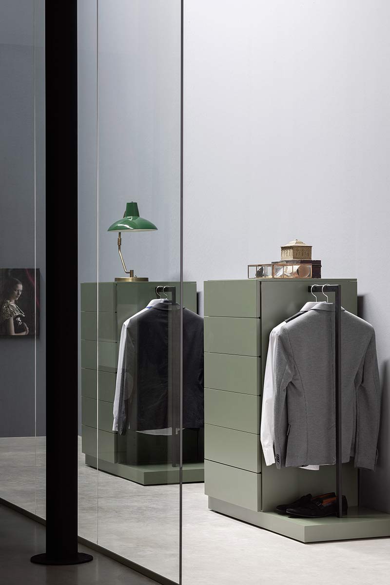 Kommode mit seitlicher Garderobe