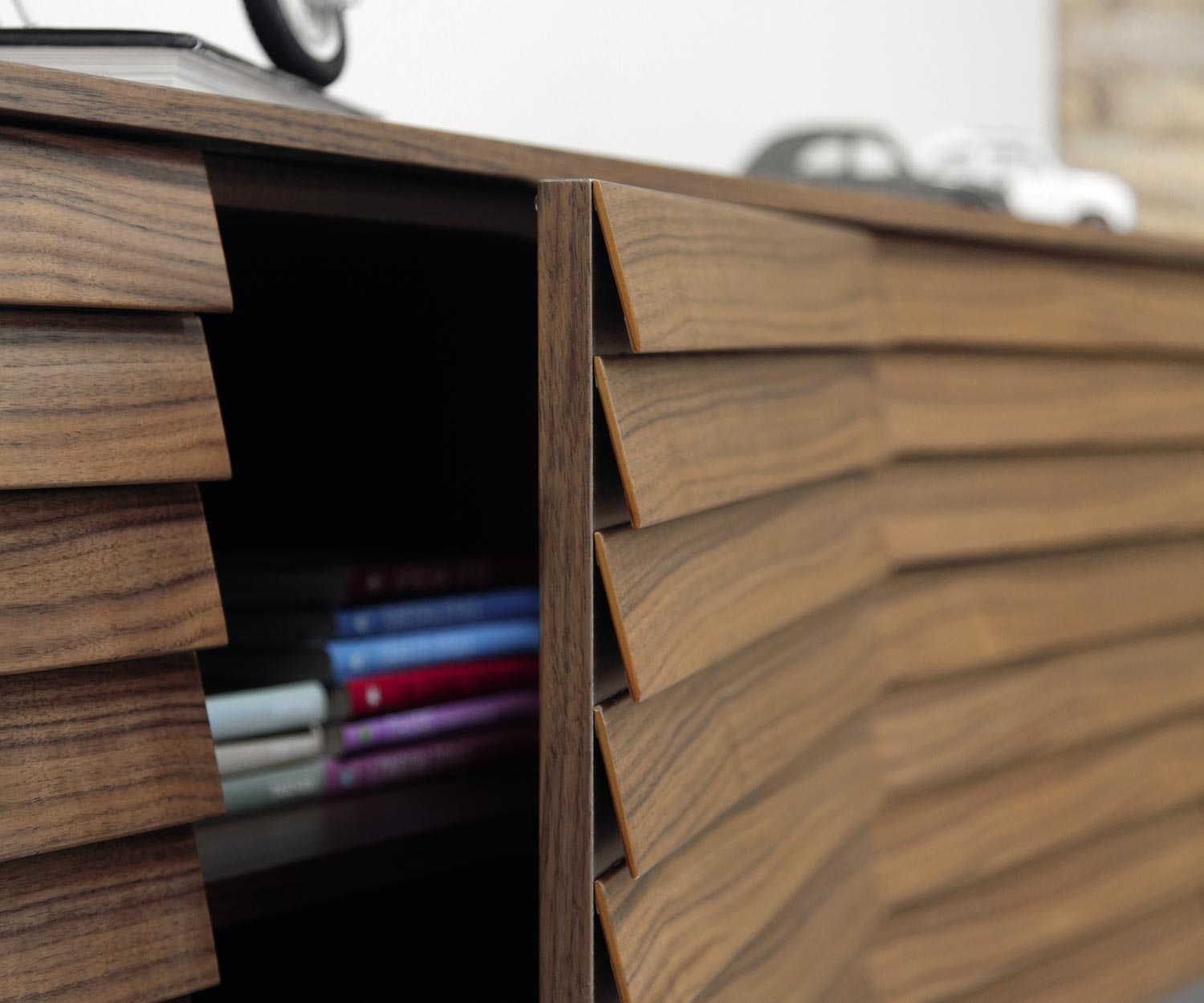 Hochwertiges Punt Sussex Sideboard Tür offen Lamellen Front Walnuss Hochwertiges Punt Sussex Sideboard Tür offen Lamellen Front Walnuss