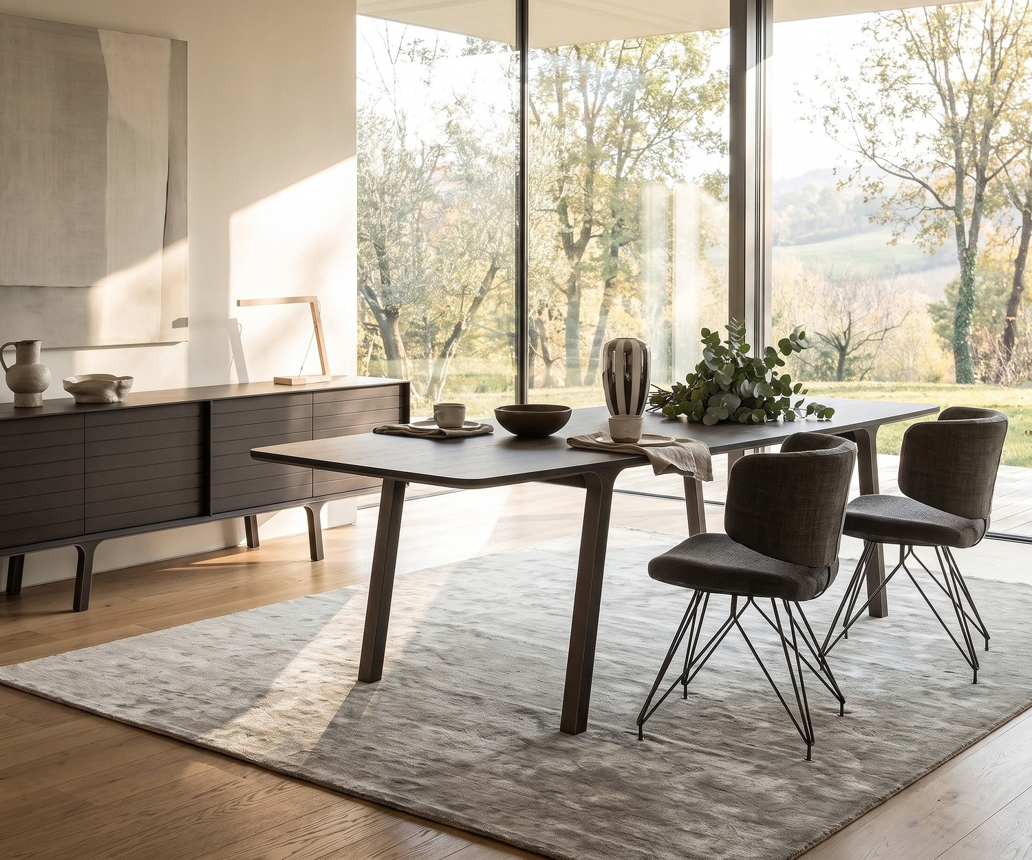 al2 mobius 001 Designer Esstisch aus Eukalyptus al2 mobius 001 Esstisch für das Esszimmer, Massivholzgestell in Eukalyptus, moderner minimalistischer Einrichtungsstil.