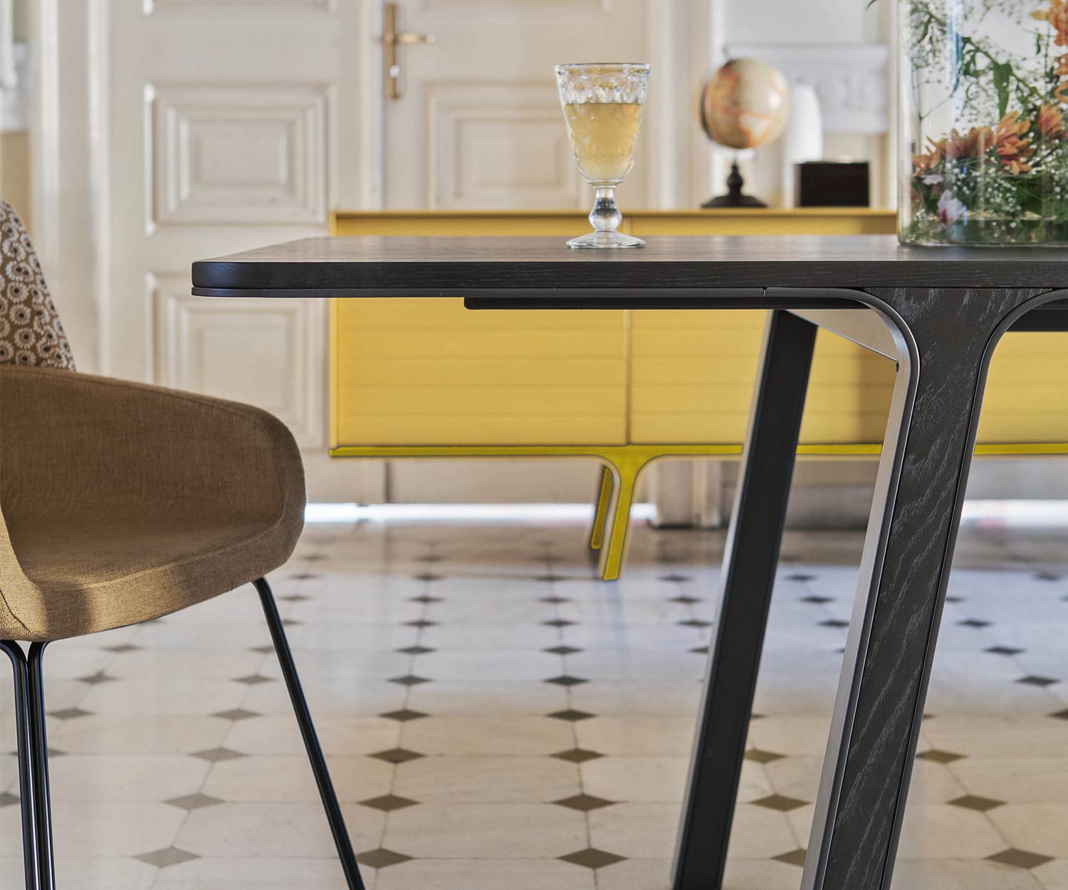 Design Esstisch al2 mobius 001 Detail Tischplatte mit Beinen aus Massivholz Design Esstisch al2 mobius 001 Detail Tischplatte mit Beinen aus Massivholz