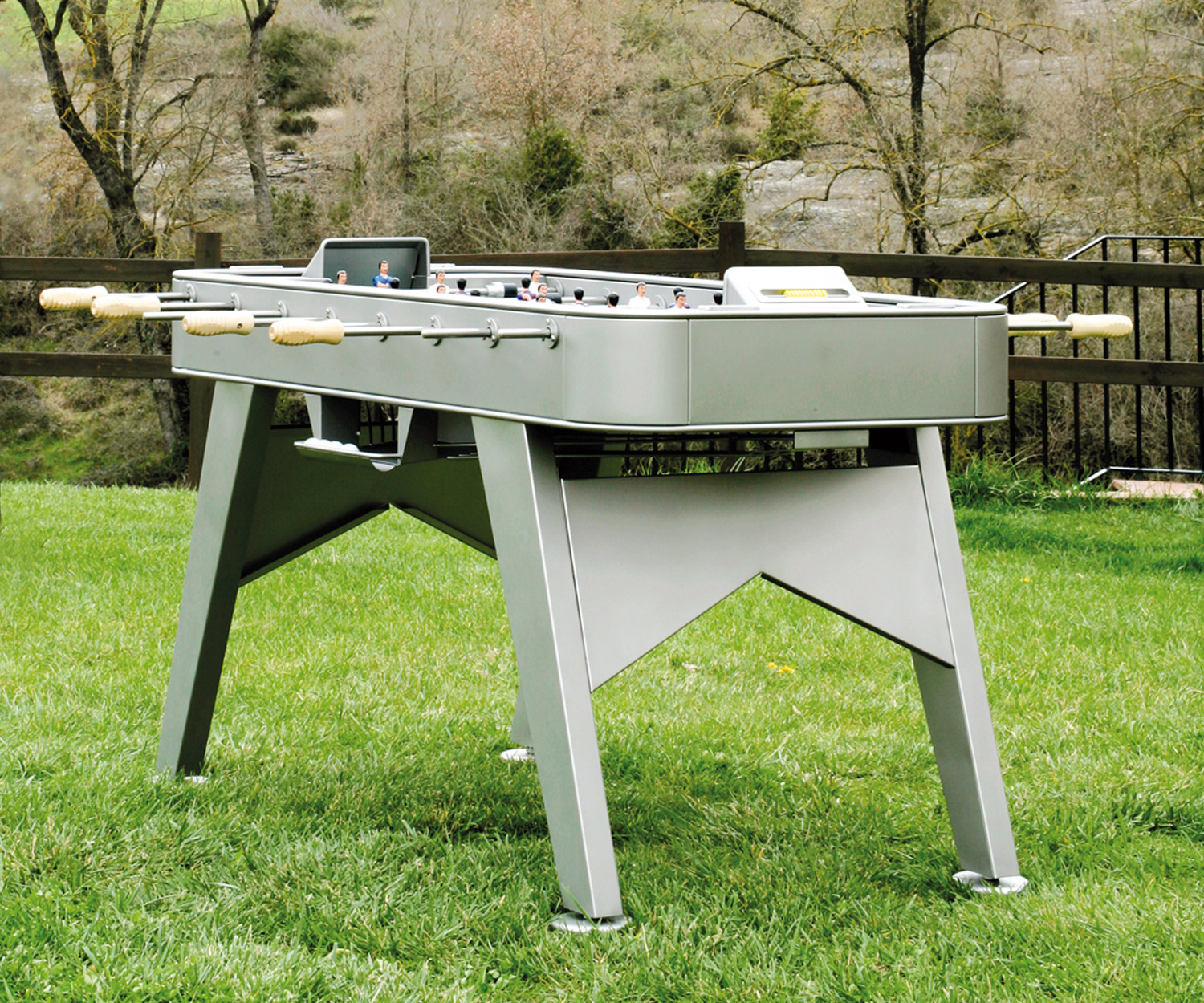 Designer Tisch Kicker von RS Barcelona im Garten auf Rasenfläche Designer Tisch Kicker von RS Barcelona im Garten auf Rasenfläche