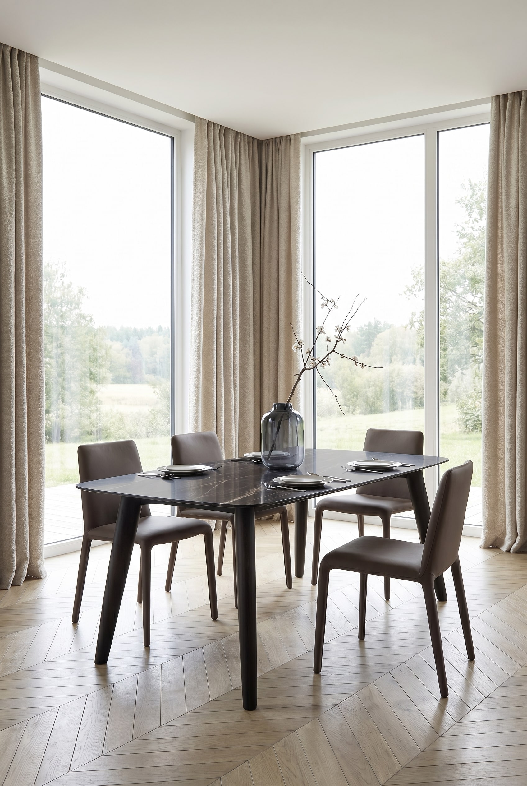 Modernes Esszimmer mit dunklem Keramik-Esstisch, umgeben von hellen Bouclé-Stühlen mit filigranen Beinen