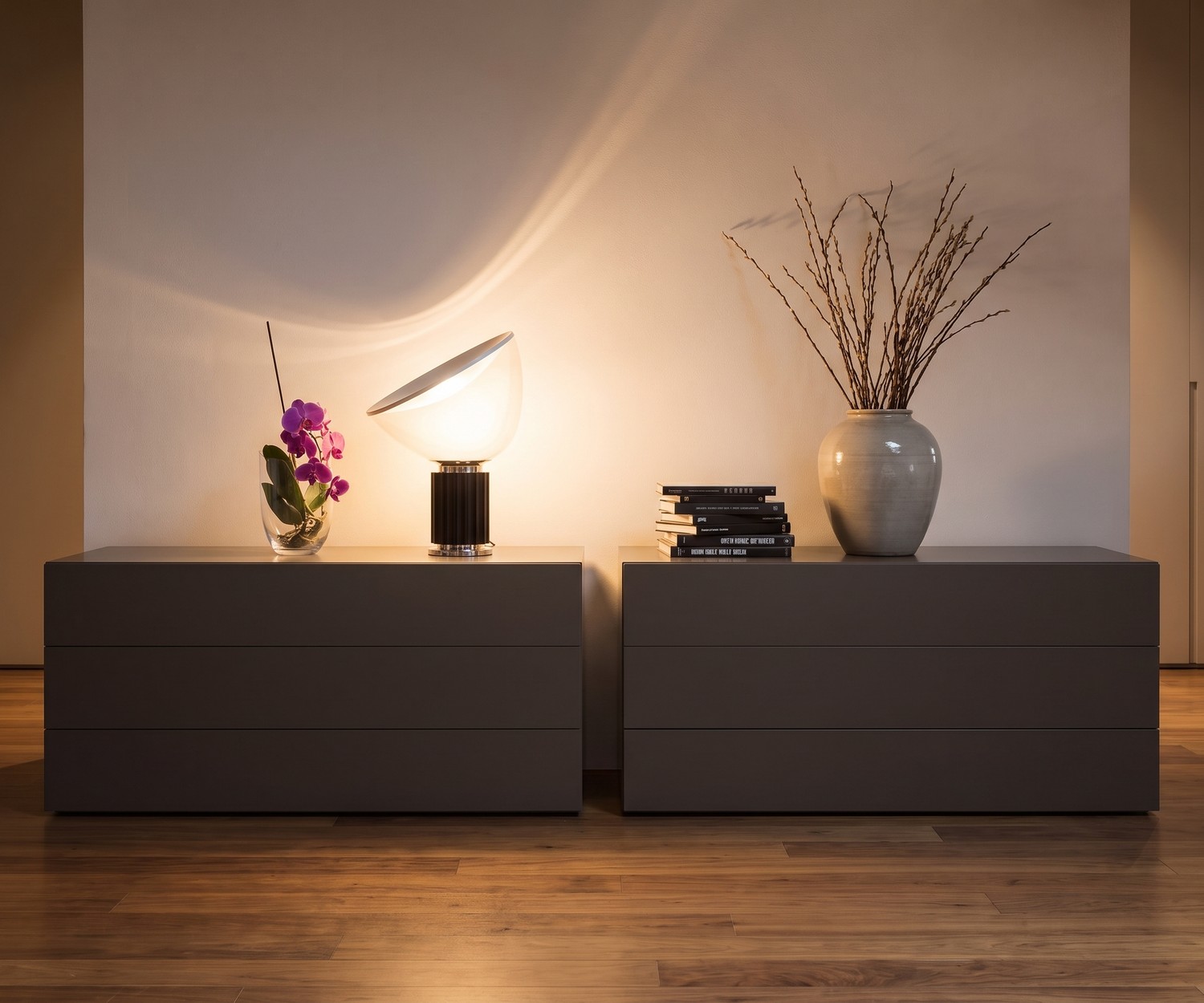 Novamobili Kommode Easy mit 3 Schubladen im Schlafzimmer, dunkelgraue Design-Kommoden auf Holzboden im minimalistischen Stil.