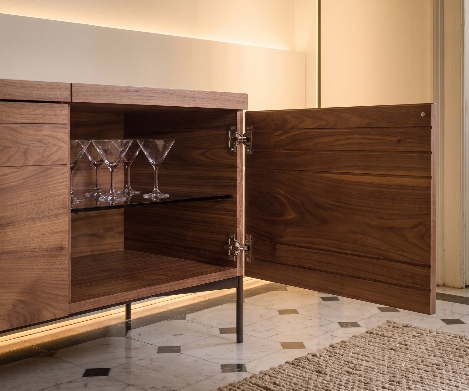 al2 o-rizon 003 Sideboard aus edlem Nussbaum, geöffnet mit Gläsern auf Glaseinlegeboden für ein modernes Wohnzimmer