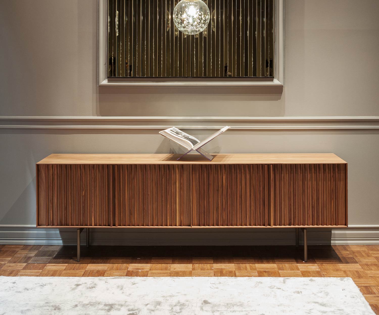 Exklusives Wohnzimmer Design Sideboard auf Füßen in Walnuss mit Lamellentüren Exklusives Wohnzimmer Design Sideboard auf Füßen in Walnuss mit Lamellentüren