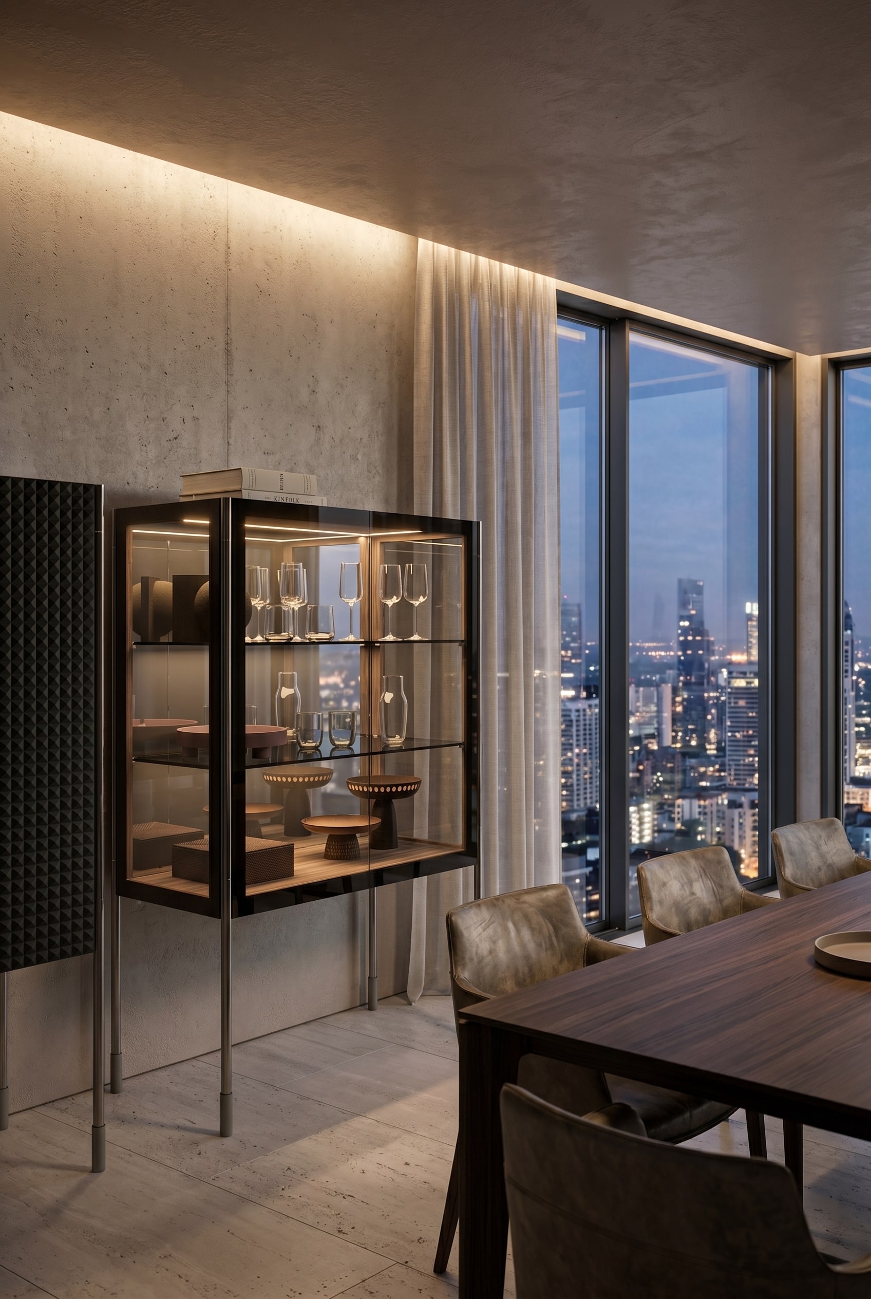 Elegantes Esszimmer mit einer dunklen Glasvitrine mit pyramidenförmiger Oberfläche, warmweißer Beleuchtung und filigranen Metallfüßen