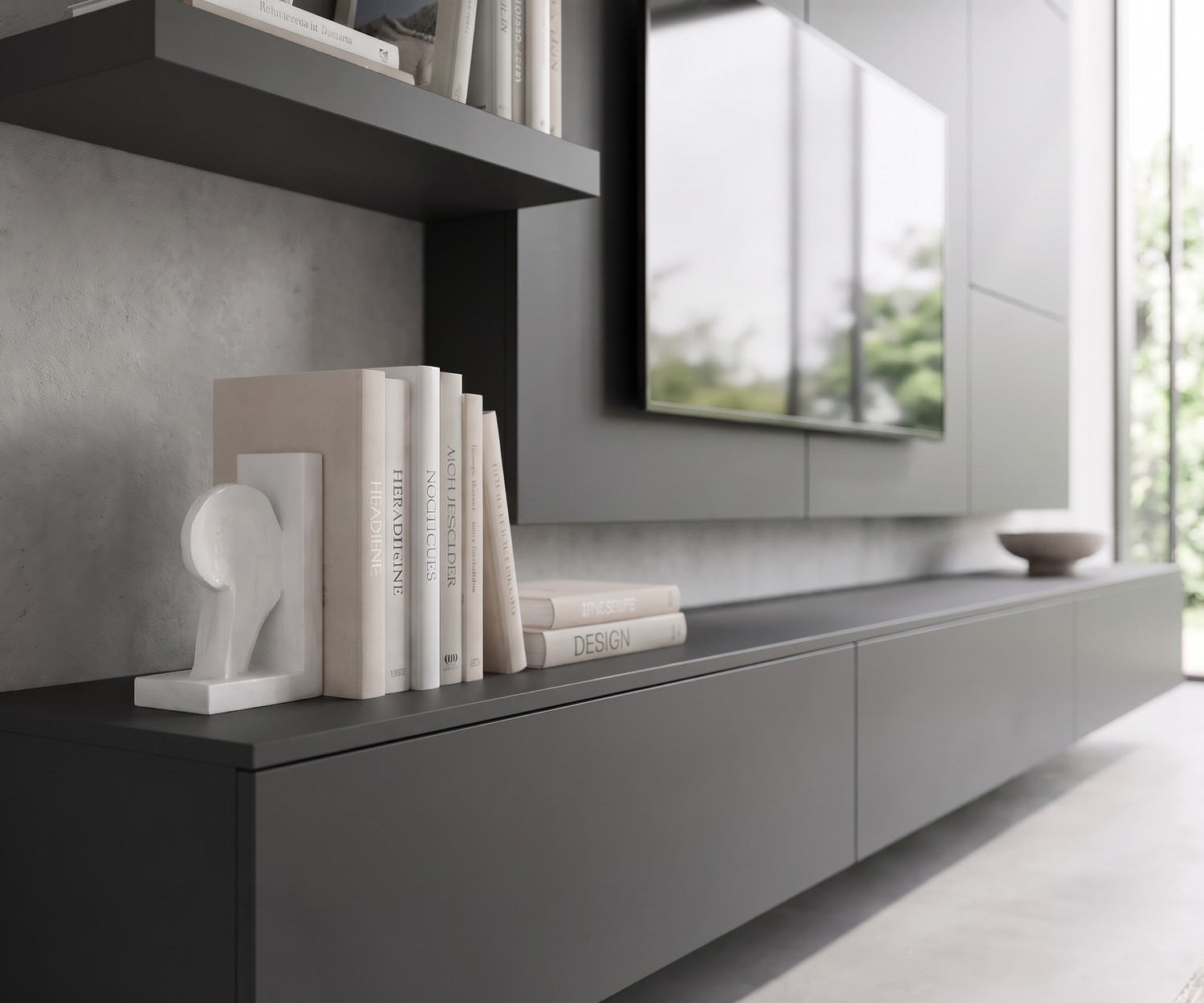 TV-Wohnwand Livitalia C102 in Anthrazit mit schwebendem Lowboard, Wandpaneel und Regal im modernen Wohnzimmer.