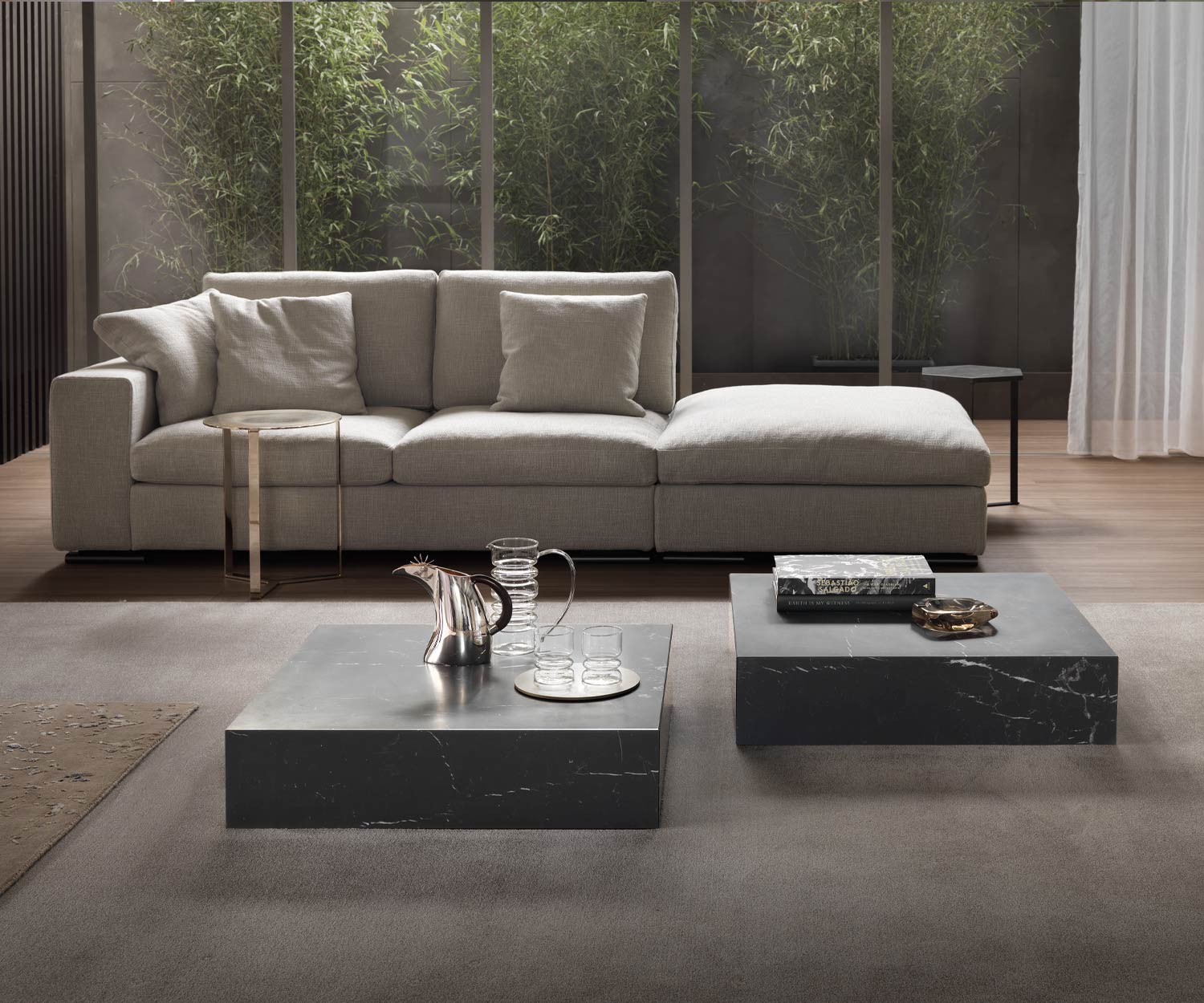 Sockelloser Marmor Couchtisch Thor von Marelli in Calacatta Gold neben Hocker Sockelloser Marmor Couchtisch Thor von Marelli in Calacatta Gold neben Hocker