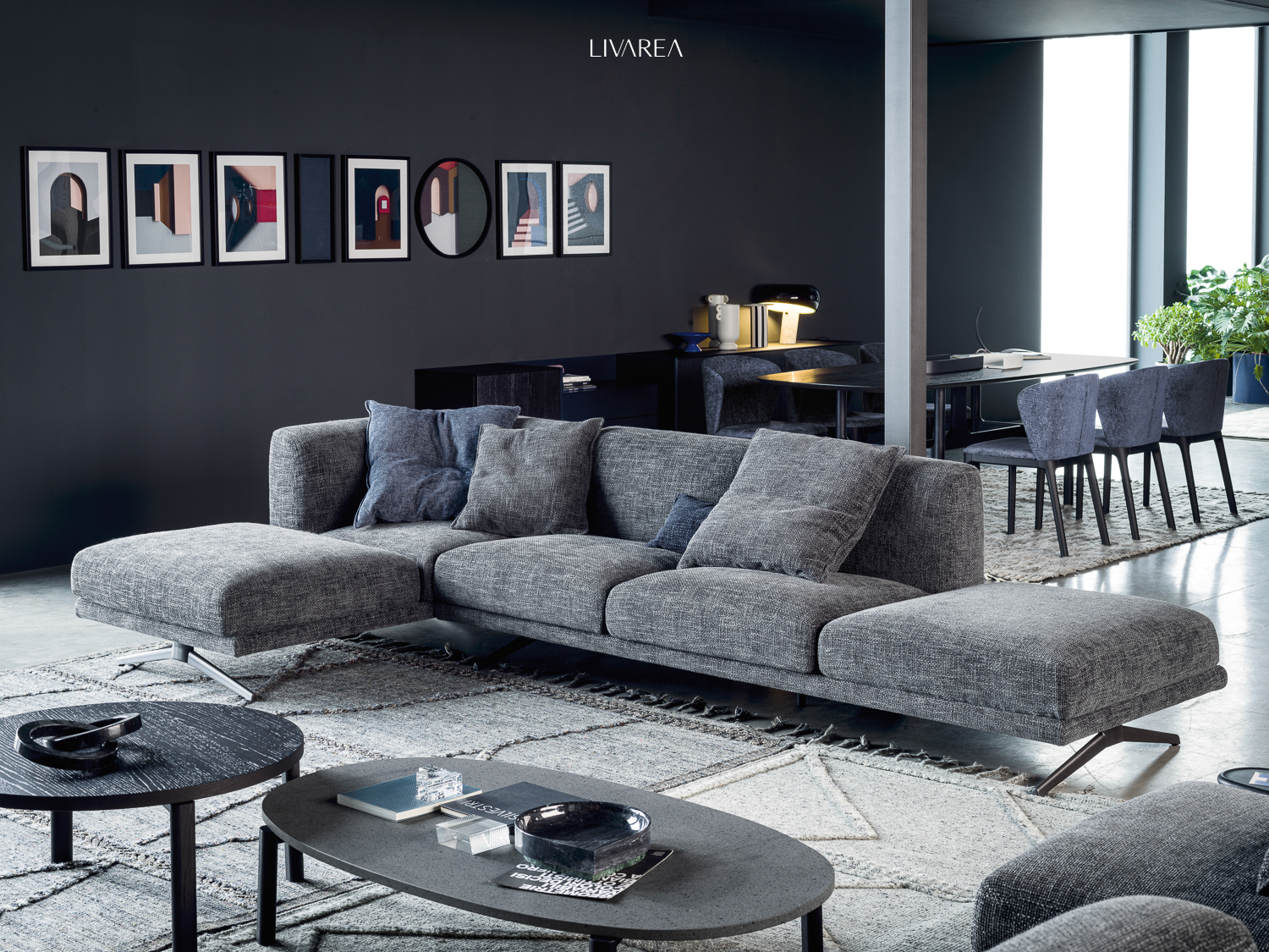 Elegantes Wohnzimmer mit komfortabler Sofagruppe und runden Couchtischen Elegantes Wohnzimmer mit komfortabler Sofagruppe und runden Couchtischen