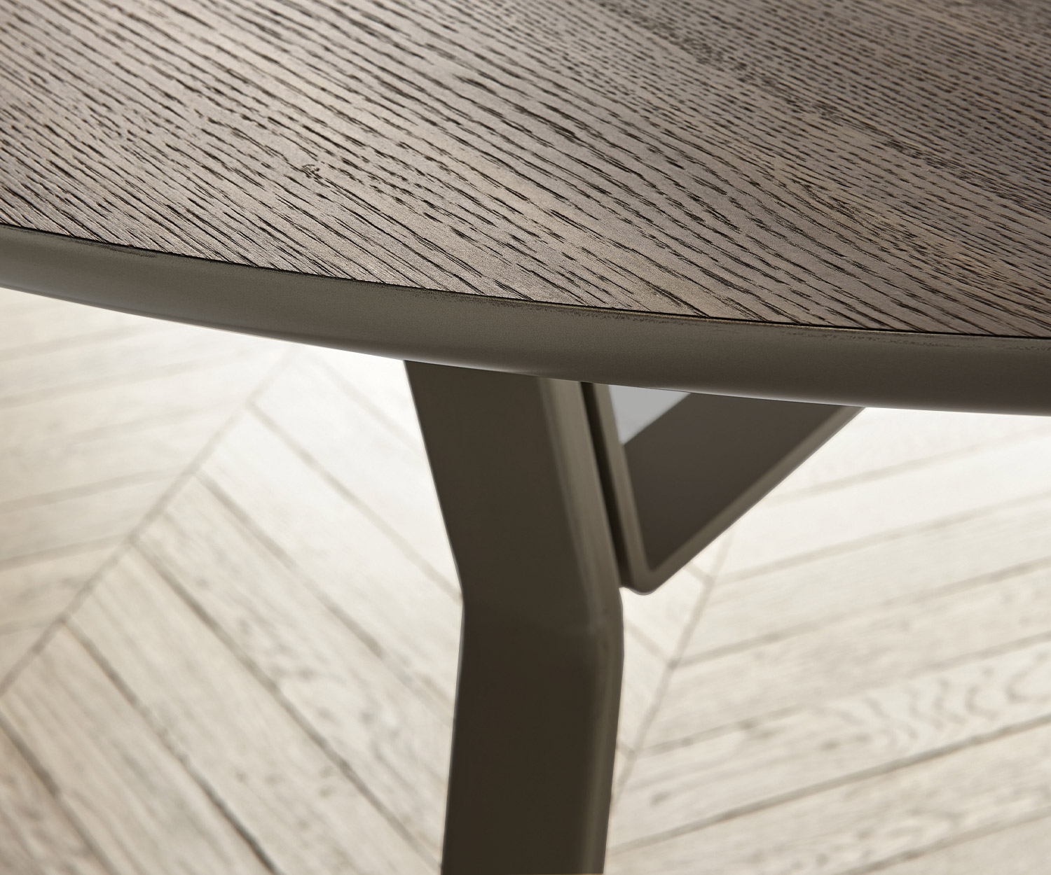 Exklusiver Livitalia Iron Esstisch rechteckige Tischplatte metallenes Gestell mit Esszimmerstühlen