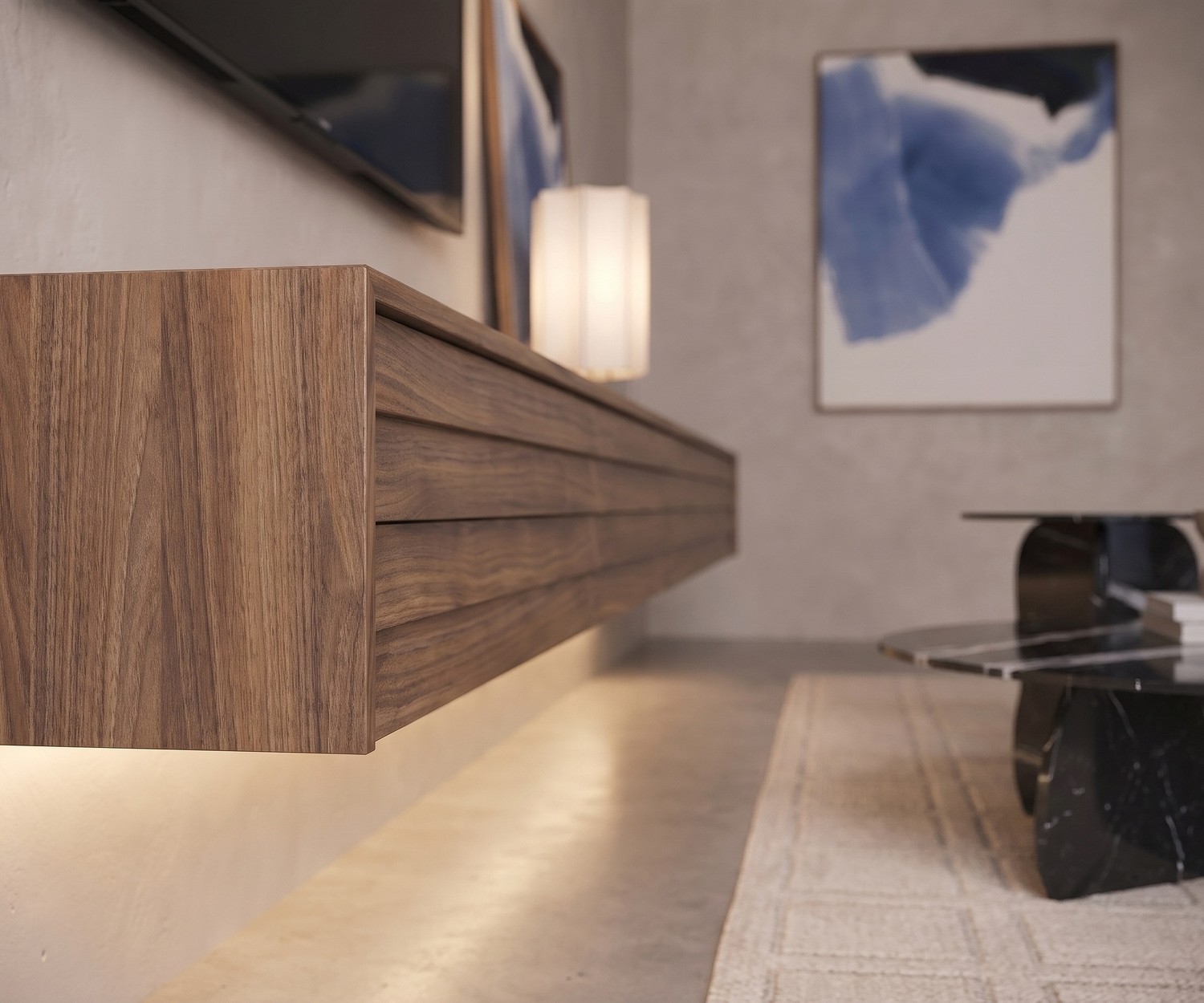 Hängendes TV Lowboard Punt Sussex Konfigurator aus Nussbaum im modernen Wohnzimmer mit LED-Beleuchtung und Marmortisch.