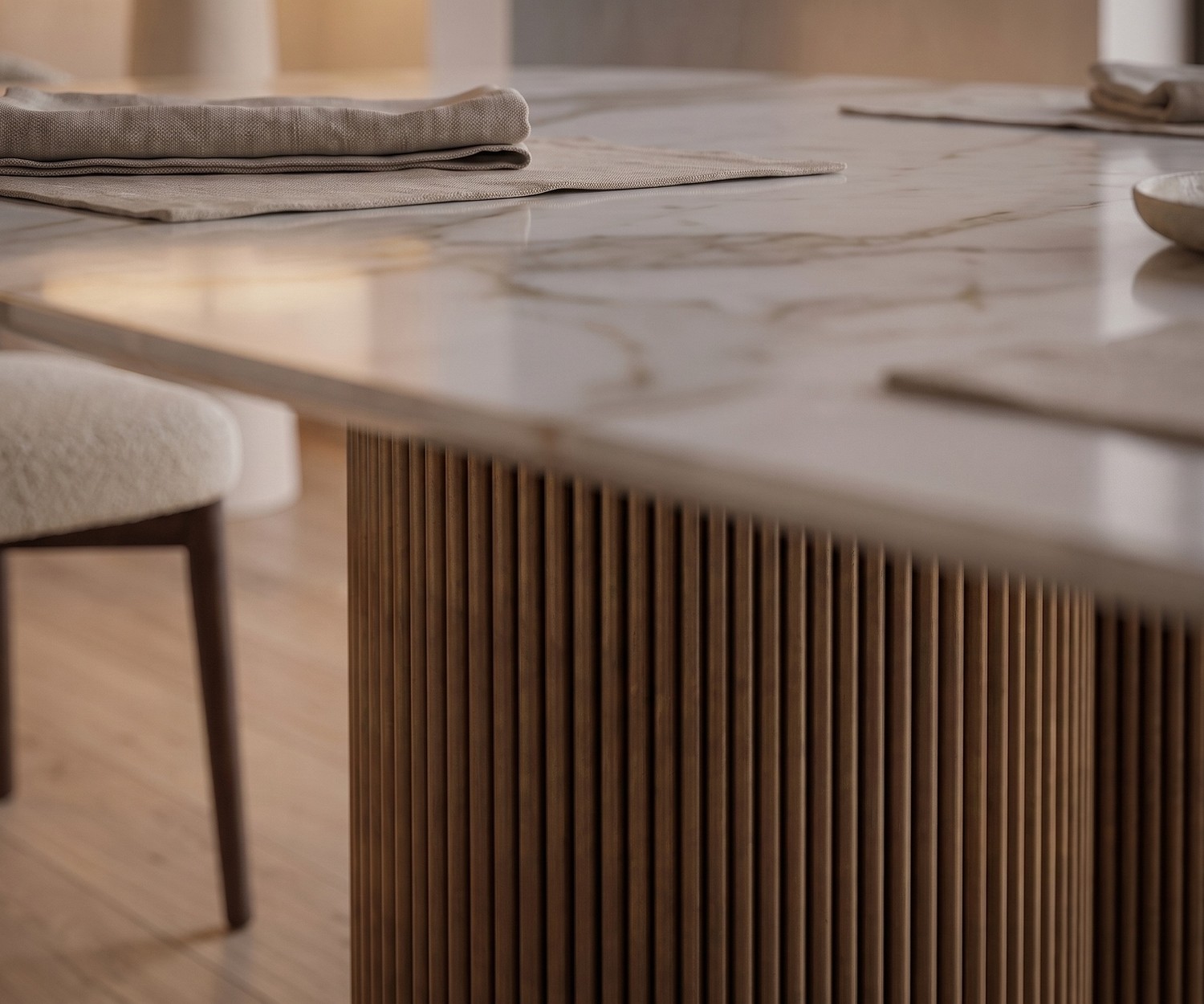 al2 dakry b 001 Esstisch mit gerilltem Säulenfuß al2 dakry b 001 Esstisch im Esszimmer mit Keramikplatte in Marmor-Optik und gerilltem Holz-Säulenfuß im Scandi-Stil.