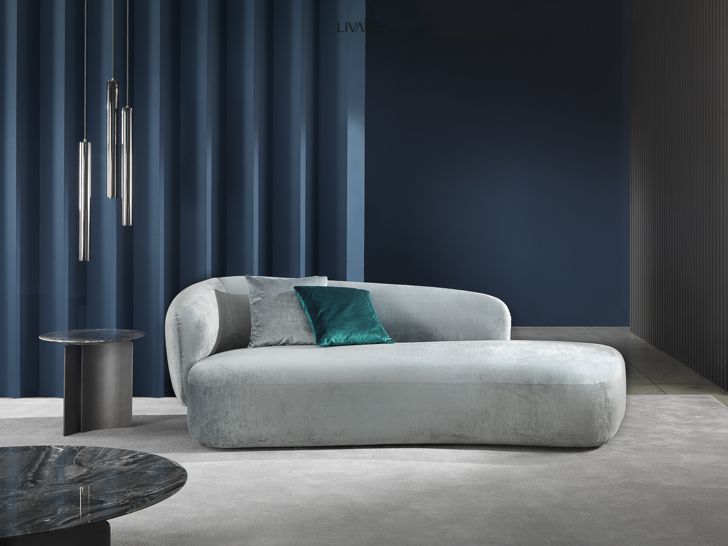 Elegantes Recamieren Sofa mit Samtbezug in abgerundetem Design kombiniert mit Marmor Beistelltisch Elegantes Recamieren Sofa mit Samtbezug in abgerundetem Design kombiniert mit Marmor Beistelltisch