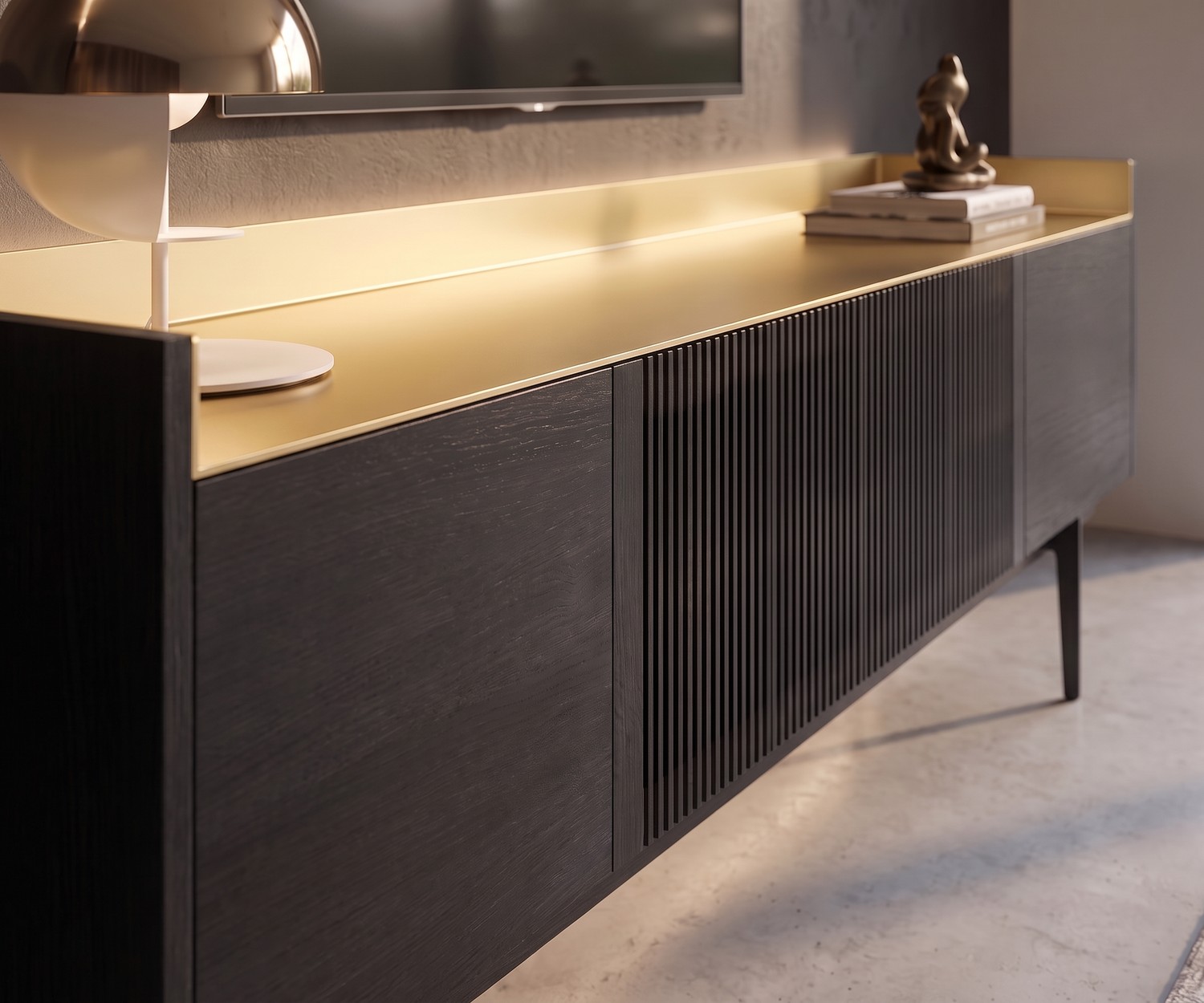 Punt Stockholm TV Lowboard mit goldener Deckplatte Punt Stockholm TV Lowboard aus dunklem Holz mit goldener Aluminium-Abdeckplatte für das moderne Wohnzimmer.