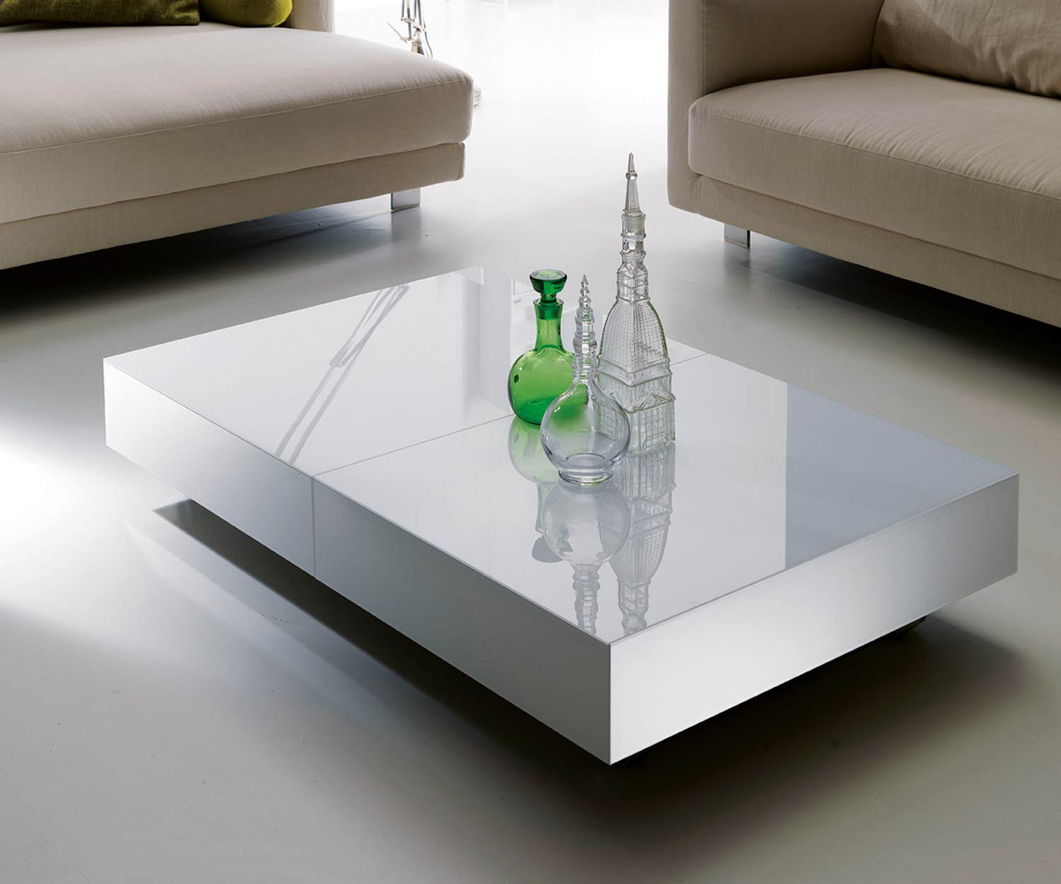 Weißer Glas Designer Couchtisch von Ozzio mit Sofa und Sessel in Wohnzimmer Weißer Glas Designer Couchtisch von Ozzio mit Sofa und Sessel in Wohnzimmer