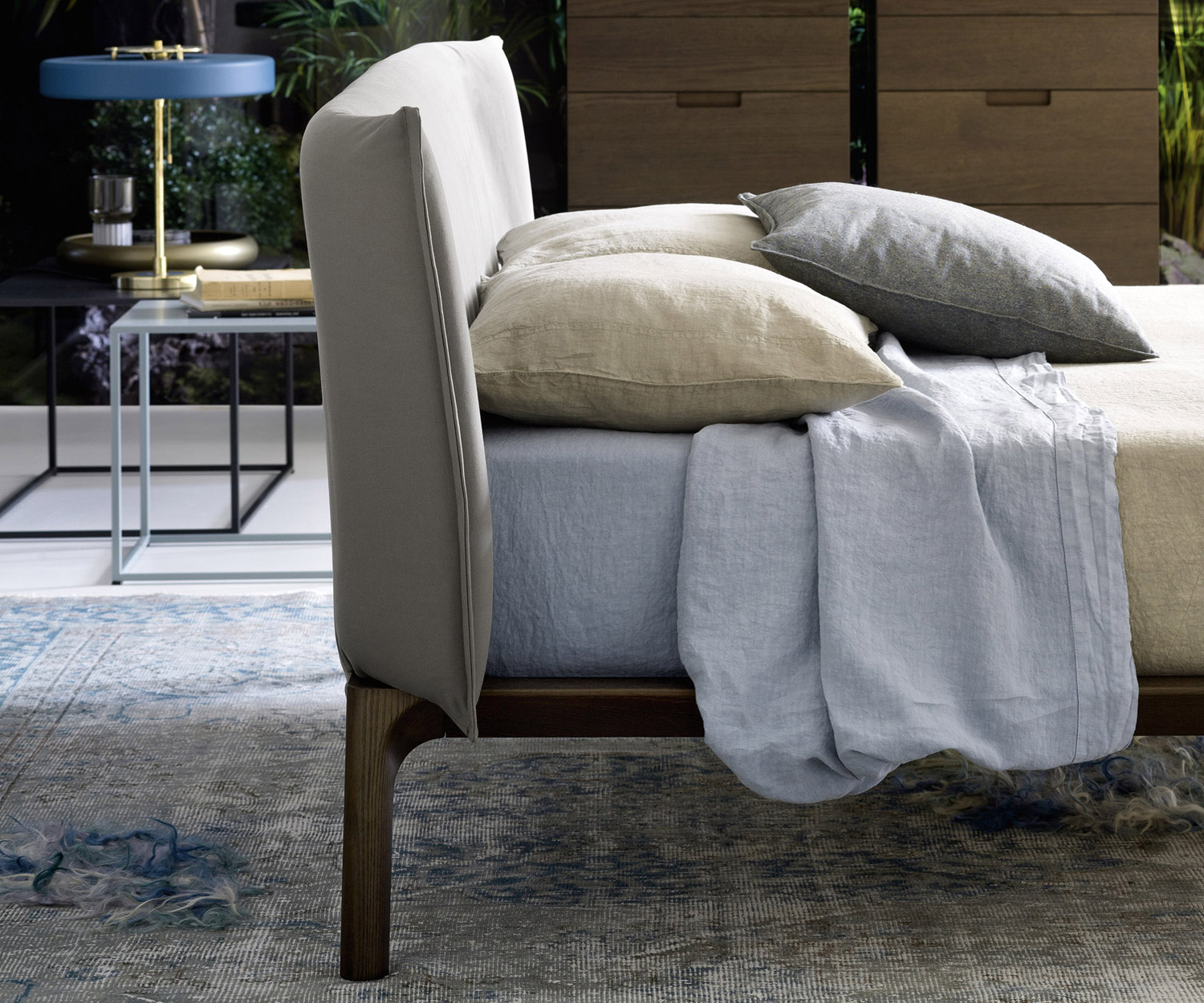 Modernes Novamobili Design Bett Park mit gepolstertem Kopfteil Modernes Novamobili Design Bett Park mit gepolstertem Kopfteil