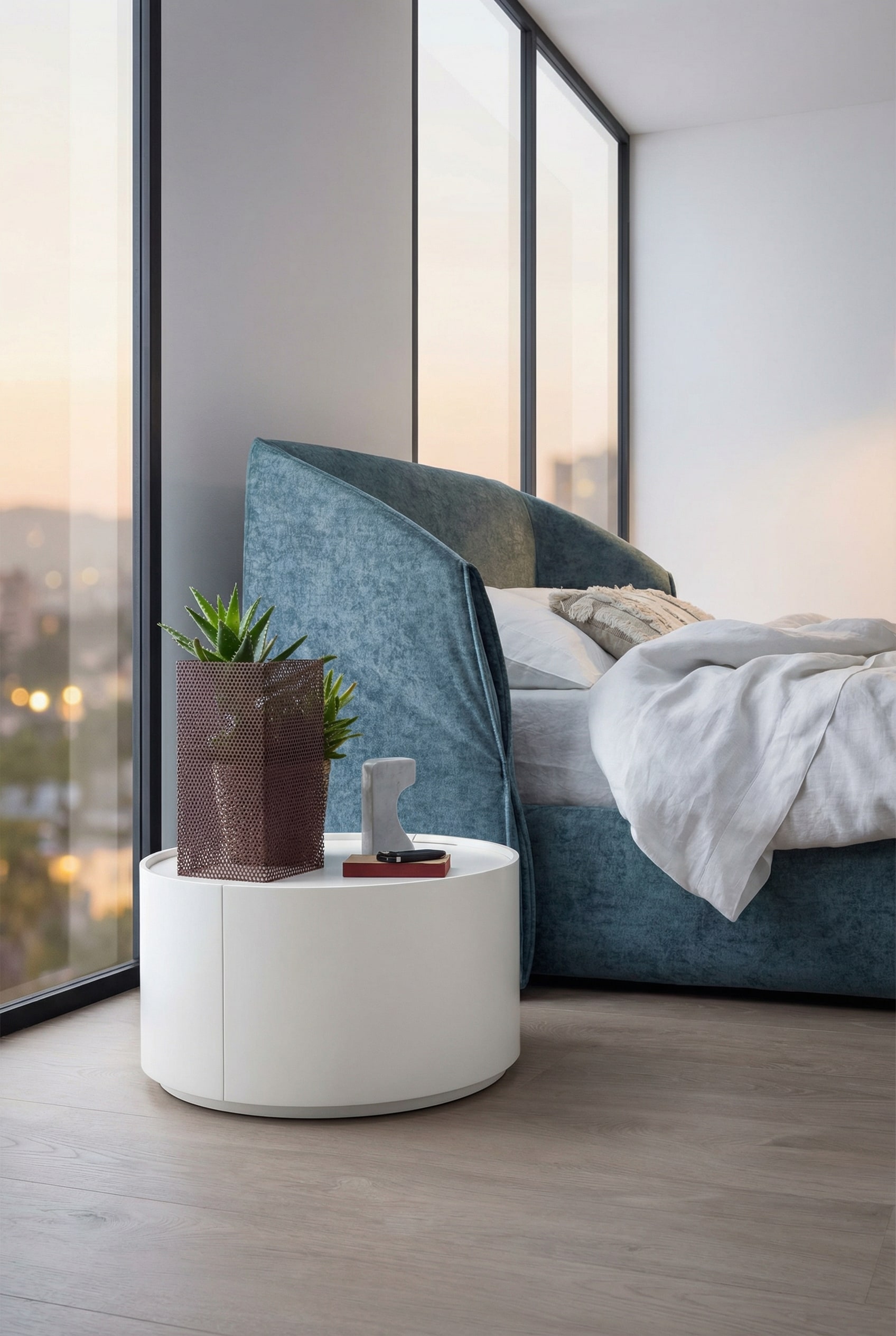 Zylindrischer Novamobili Beistelltisch Allout in wei&szlig; neben einem modernen Bett
