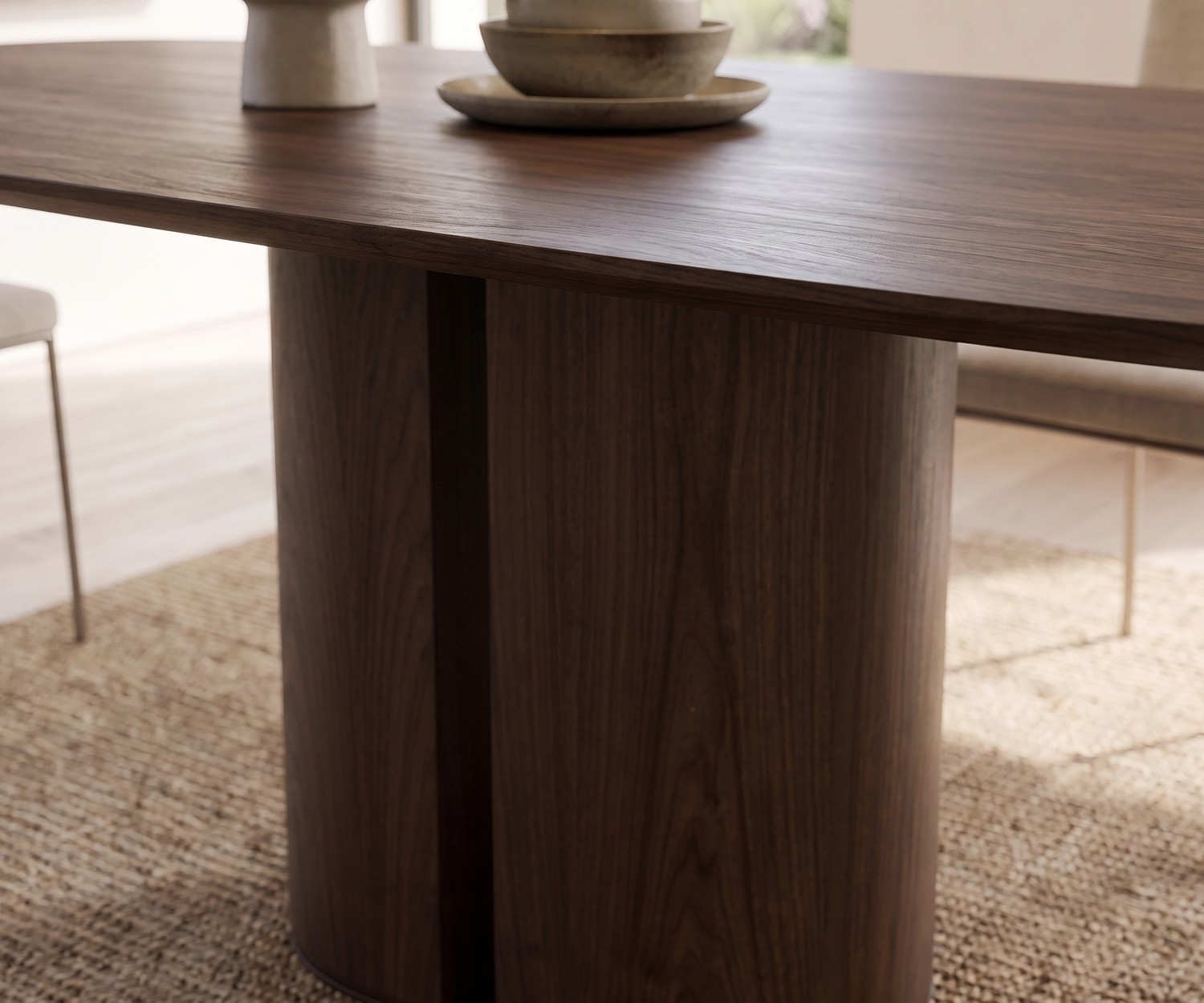 al2 el-it c 001 Esstisch mit zylindrischem Holzsockel Design Esstisch al2 el-it c 001 aus dunklem Holzfurnier mit zylindrischem Sockel im Esszimmer mit Teppich.