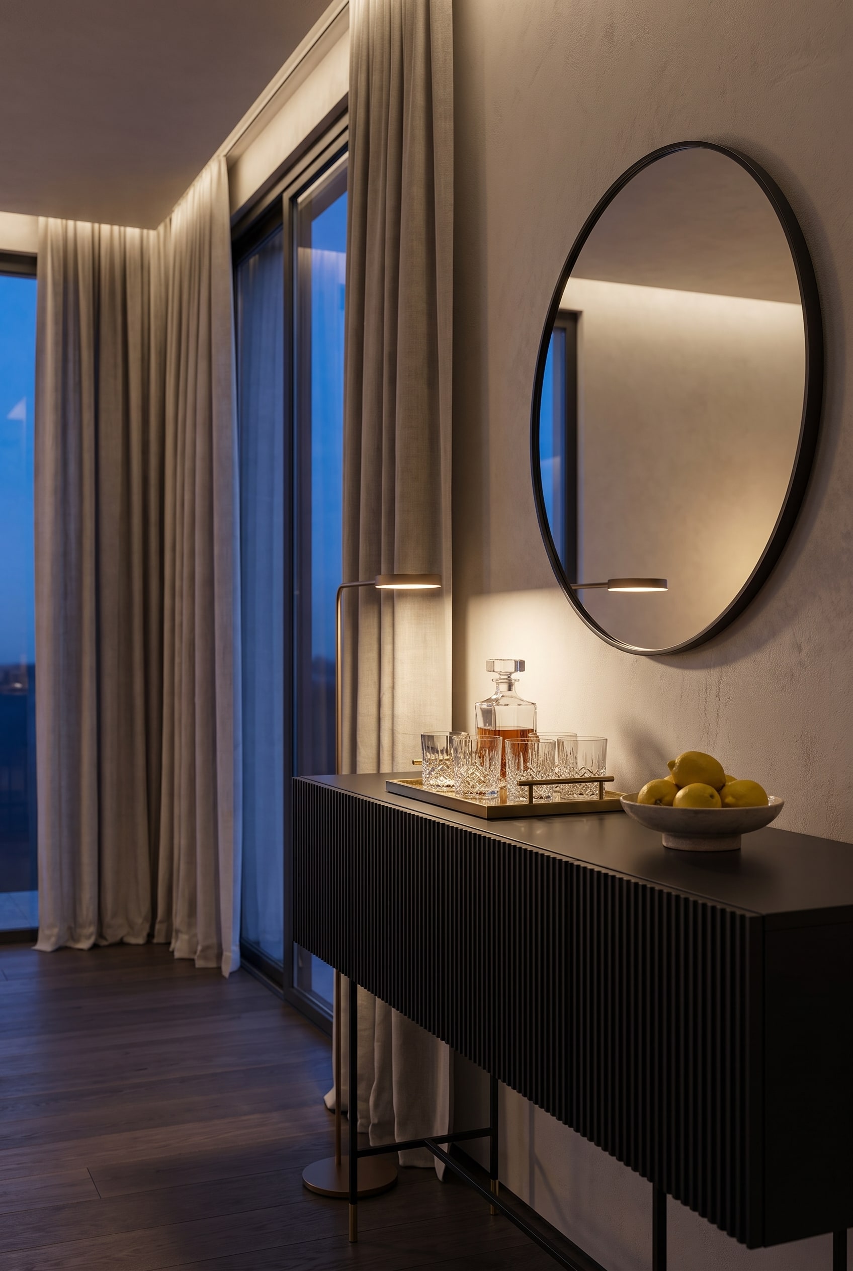 Luxuriöses Esszimmer mit schwarzem Bar-Sideboard auf filigranen Beinen, darauf ein Tablett mit Dekantierkaraffe und geschliffenen Kristallgläsern