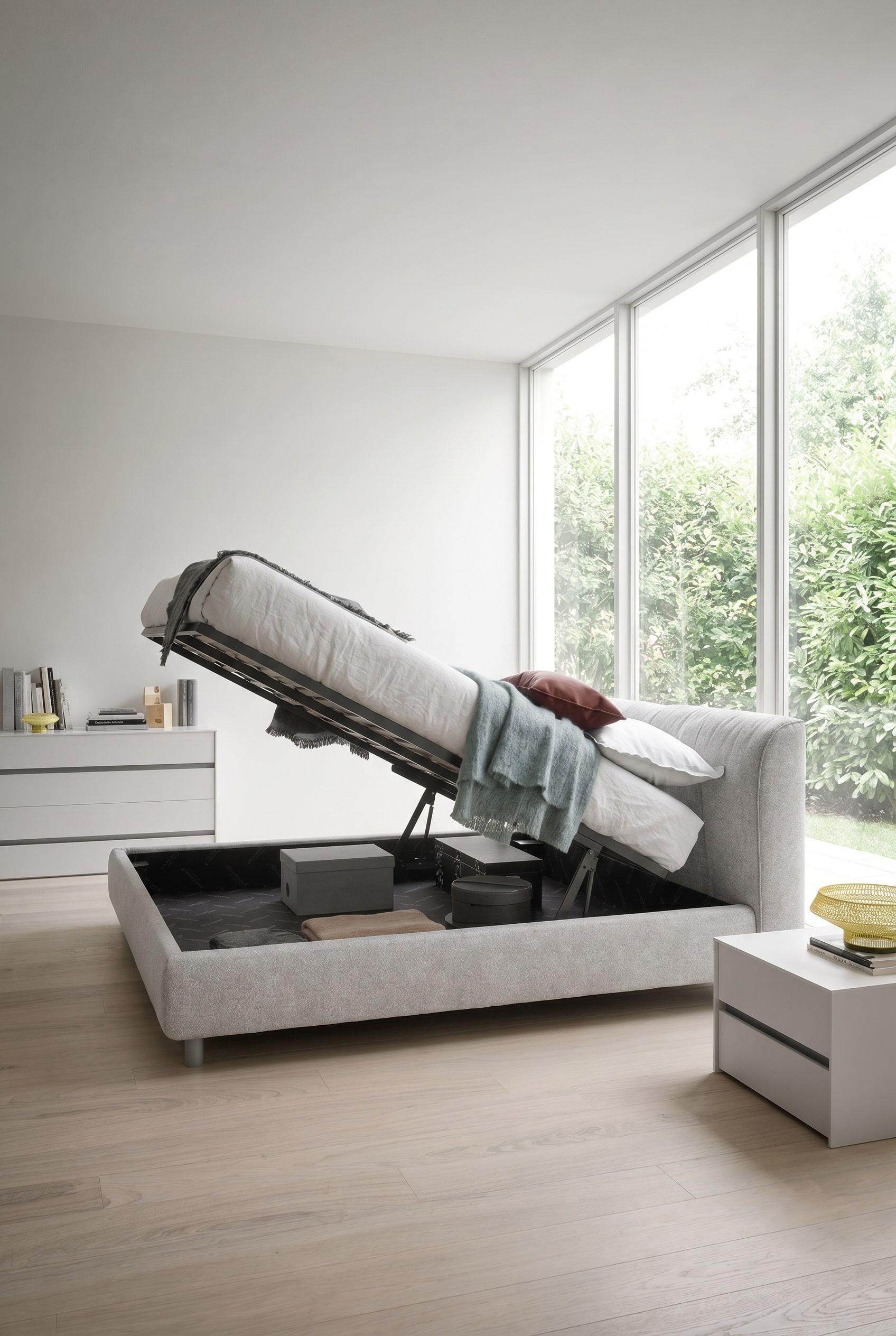 Modernes Polsterbett mit unsichtbarem Bettkasten in einem minimalistischen Schlafzimmer Modernes Polsterbett mit unsichtbarem Bettkasten in einem minimalistischen Schlafzimmer