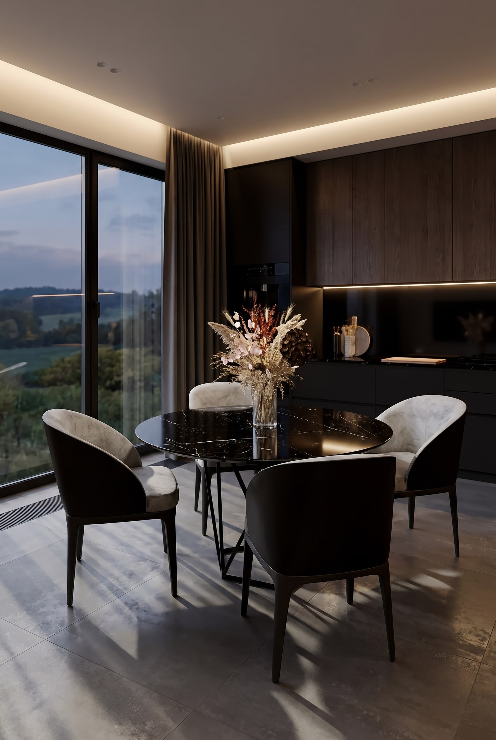 Luxuri&ouml;ses Esszimmer mit rundem dunklem Marmoroptik-Esstisch Tatlin, vier Samtst&uuml;hlen und einem Trockenblumen-Arrangement