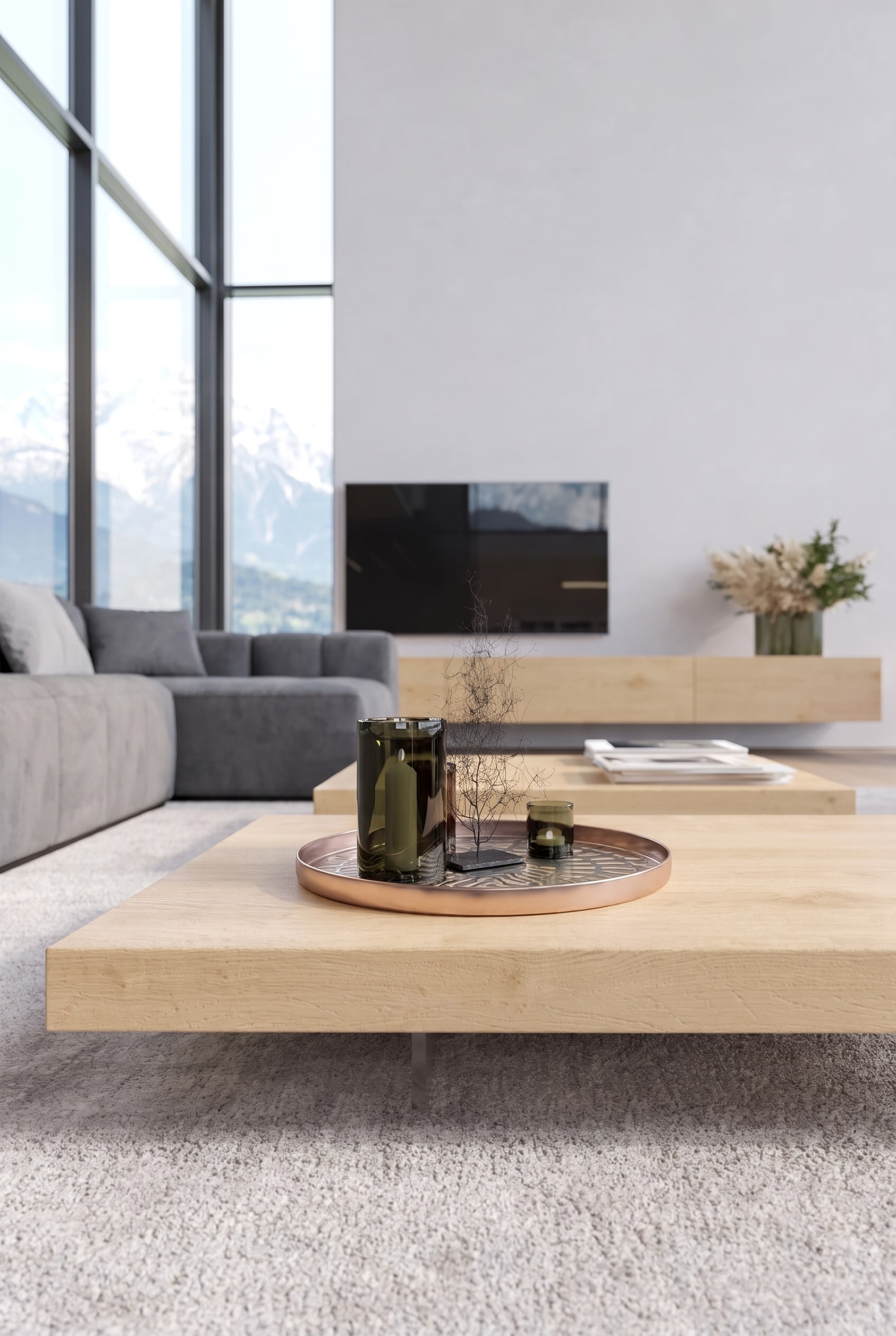 Minimalistisches Wohnzimmer mit sehr flachem Eichenholz-Couchtisch, darauf nur eine dunkelgrüne Glasvase und ein Kupfertablett