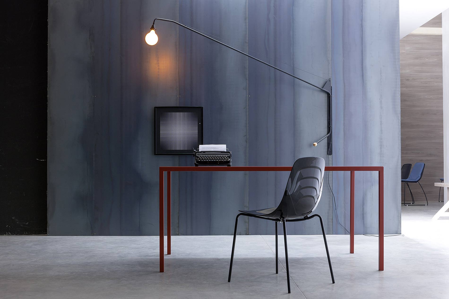 Minimalistischer Metalltisch