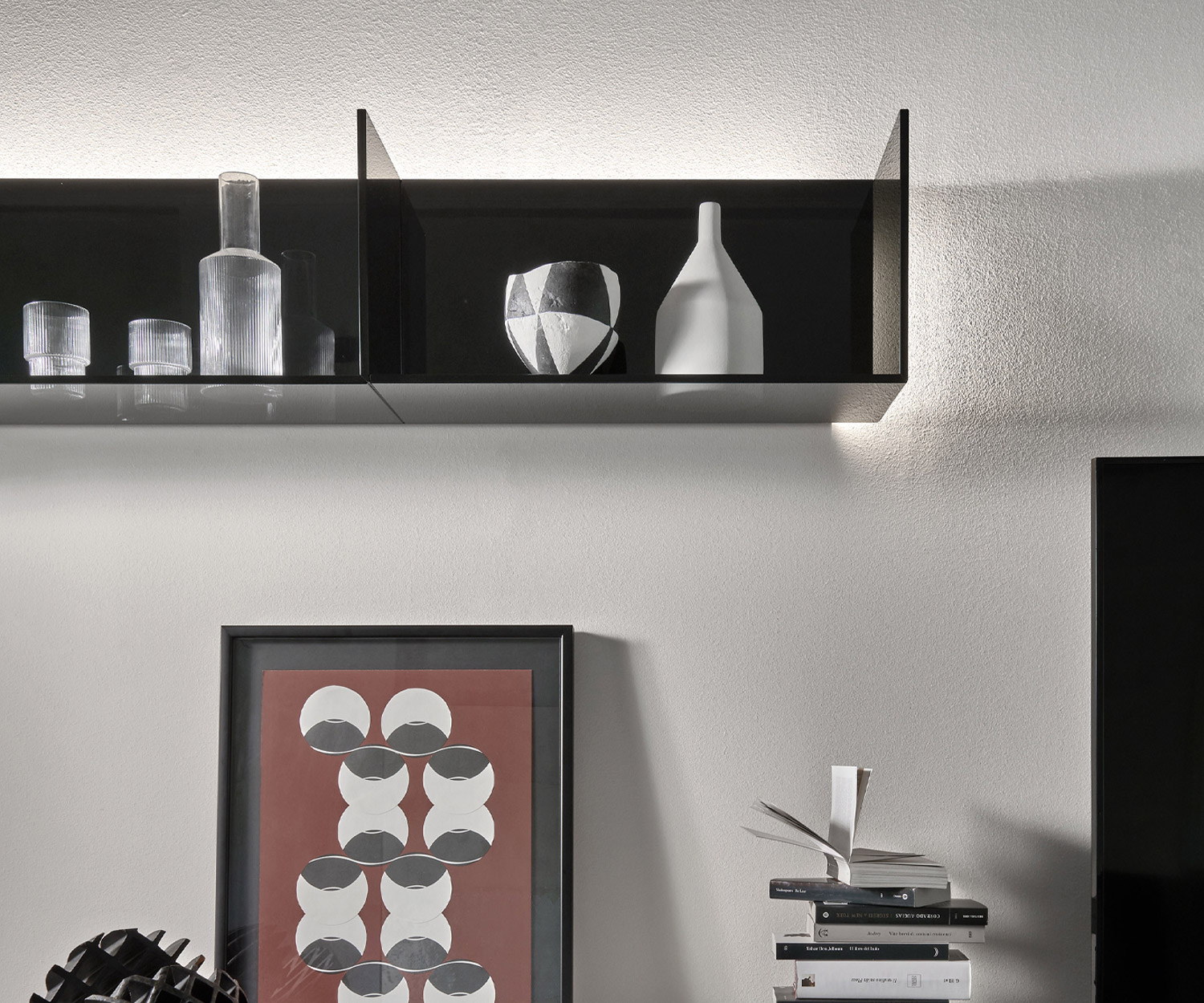 Hochwertiges Glas Designer Wandregal von Livitalia mit Hintergrund LED Beleuchtung Hochwertiges Glas Designer Wandregal von Livitalia mit Hintergrund LED Beleuchtung