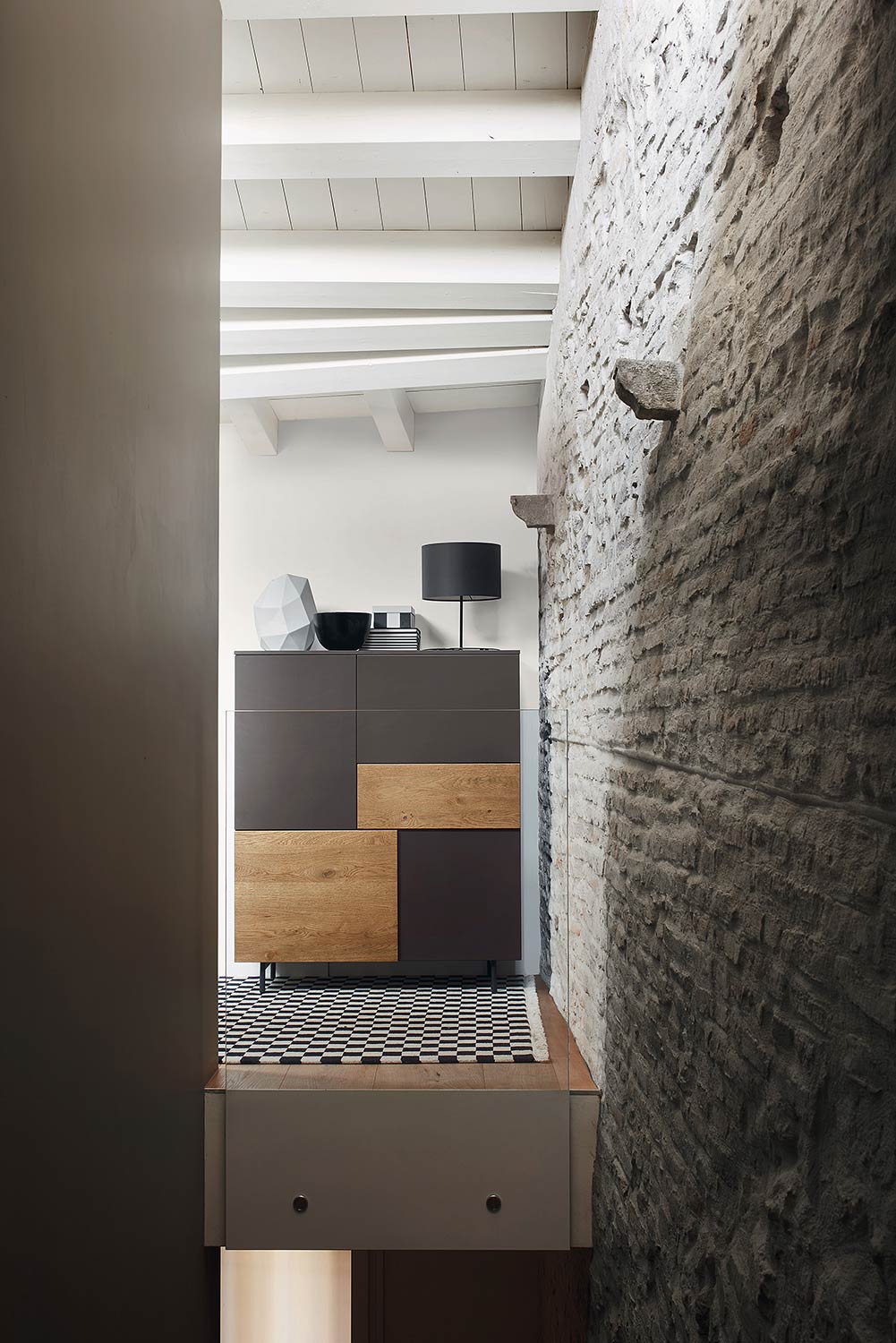 Design Schrank mit Türen in Holz und Lack