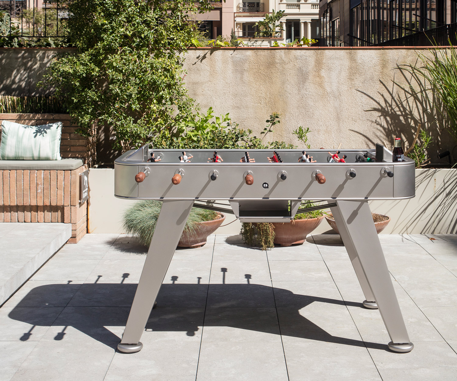 Silberfarbener RS Barcelona Tischkicker auf der Terrasse Silberfarbener RS Barcelona Tischkicker auf der Terrasse