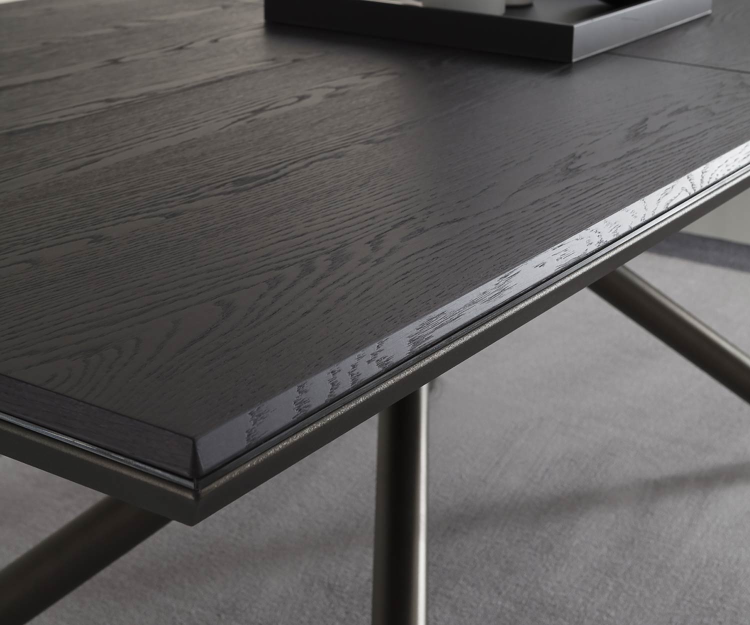 Design Esstisch Tischplatte schwarzes Karboneichen Furnier im Esszimmer gruppiert