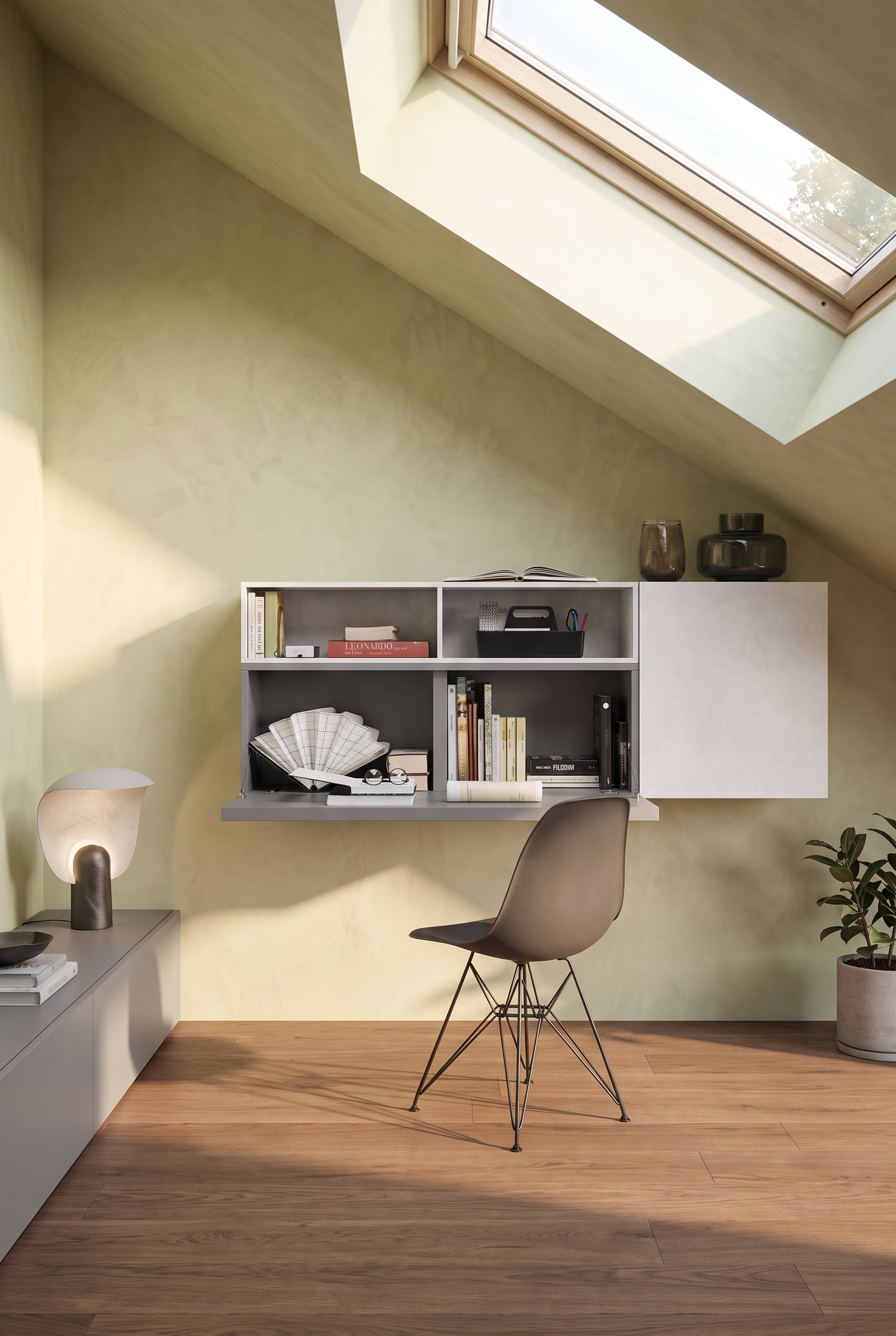 Ein elegantes Home-Office im Dachgeschoss mit einem minimalistischen, wandh&auml;ngenden Schreibtisch-Schrank unter der Dachschr&auml;ge.