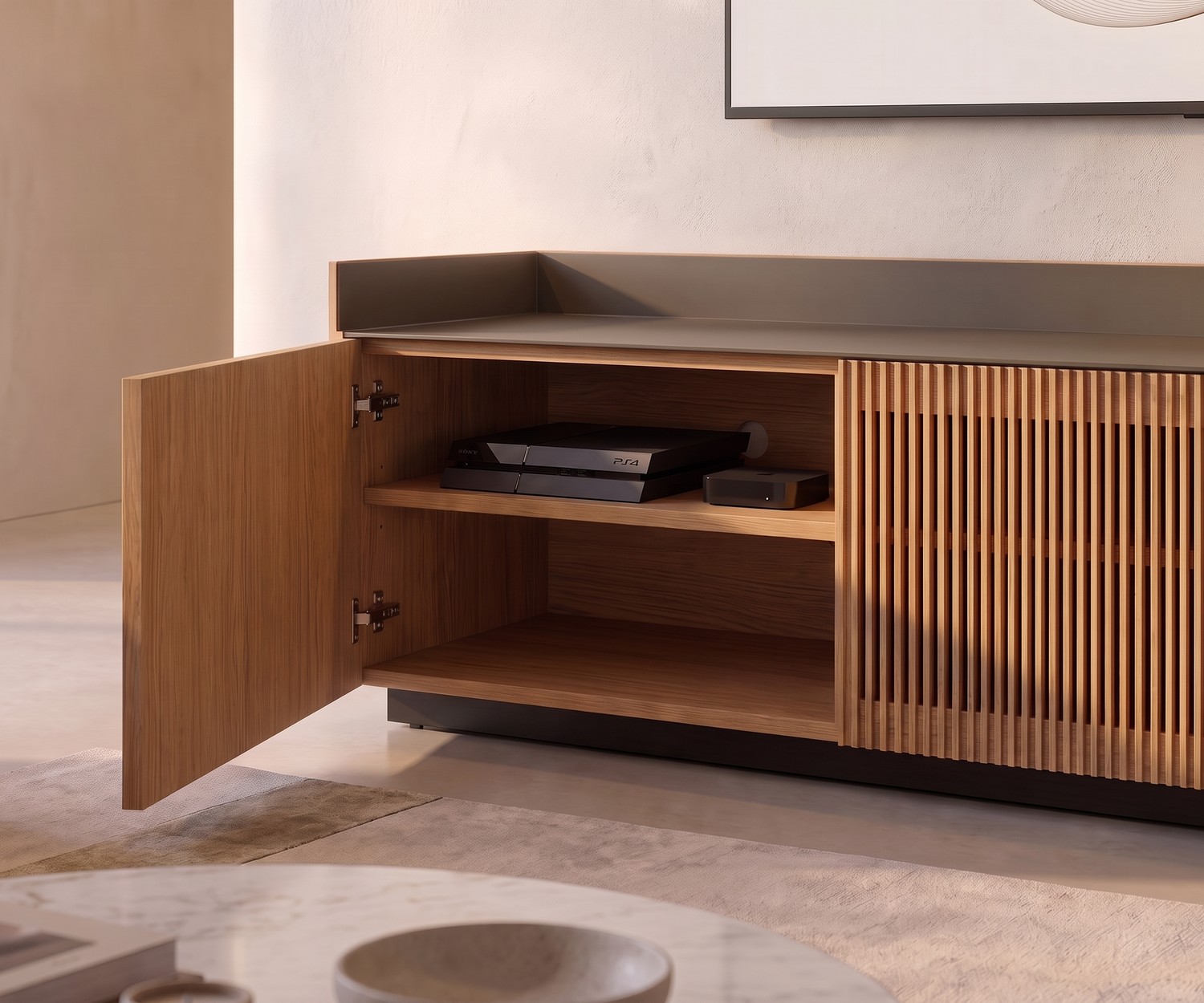 Punt Stockholm TV Lowboard aus Holz mit Alutop Punt Stockholm TV Lowboard aus Eiche Holz mit geöffneter Tür und Stauraum für Konsolen im modernen Wohnzimmer.