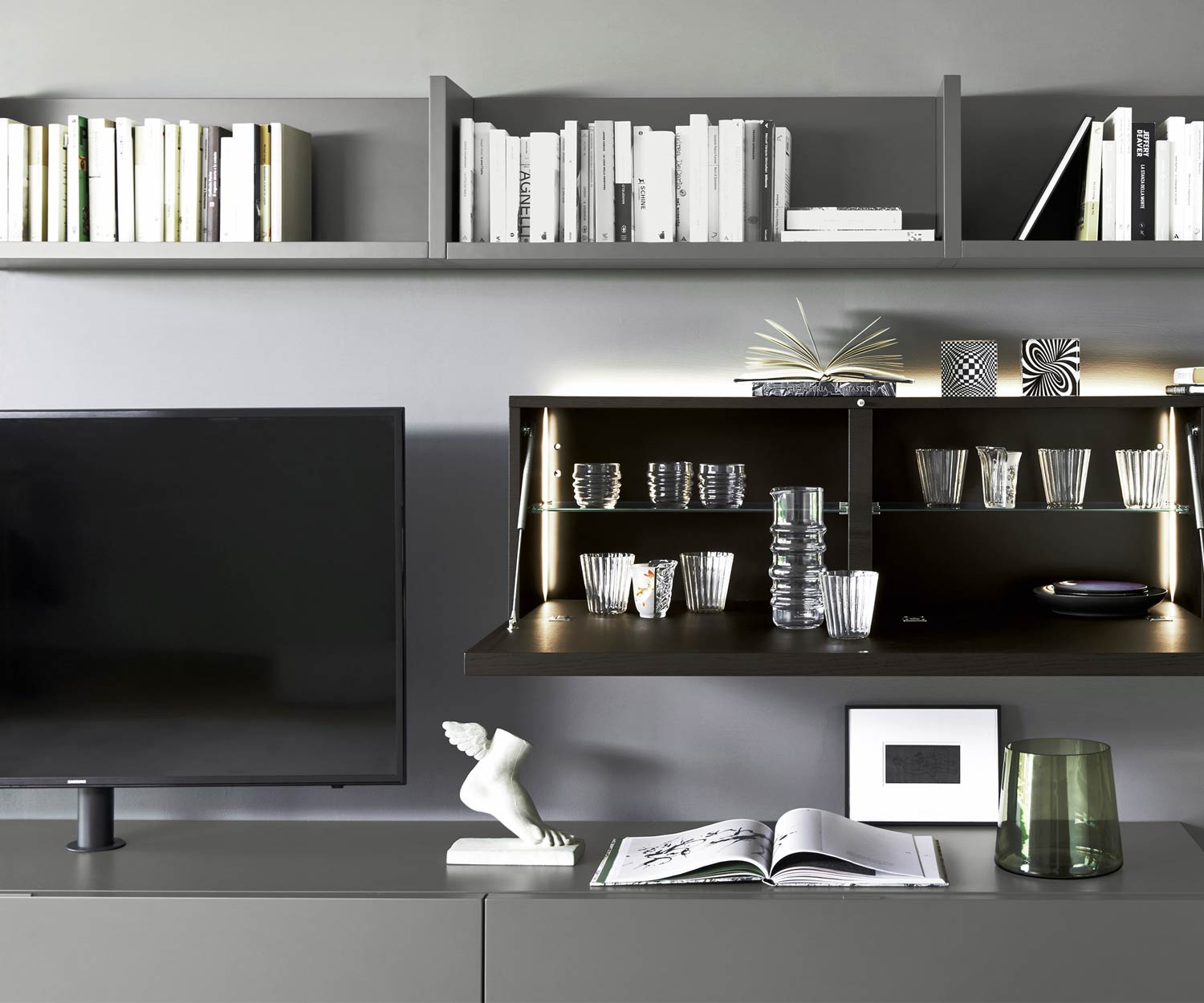 Moderne Livitalia Design Wohnwand C60 mit geöffnetem Hängeschrank in Eiche furniert Moderne Livitalia Design Wohnwand C60 mit geöffnetem Hängeschrank in Eiche furniert