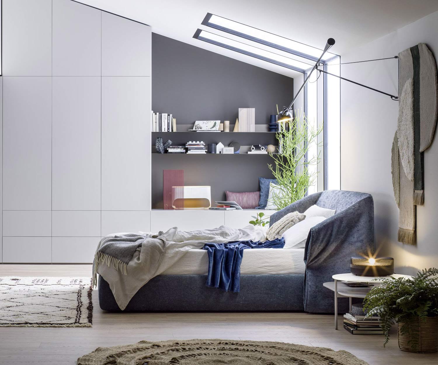 Modernes Novamobili Design Polsterbett von der Seite aufgenommen Modernes Novamobili Design Polsterbett von der Seite aufgenommen