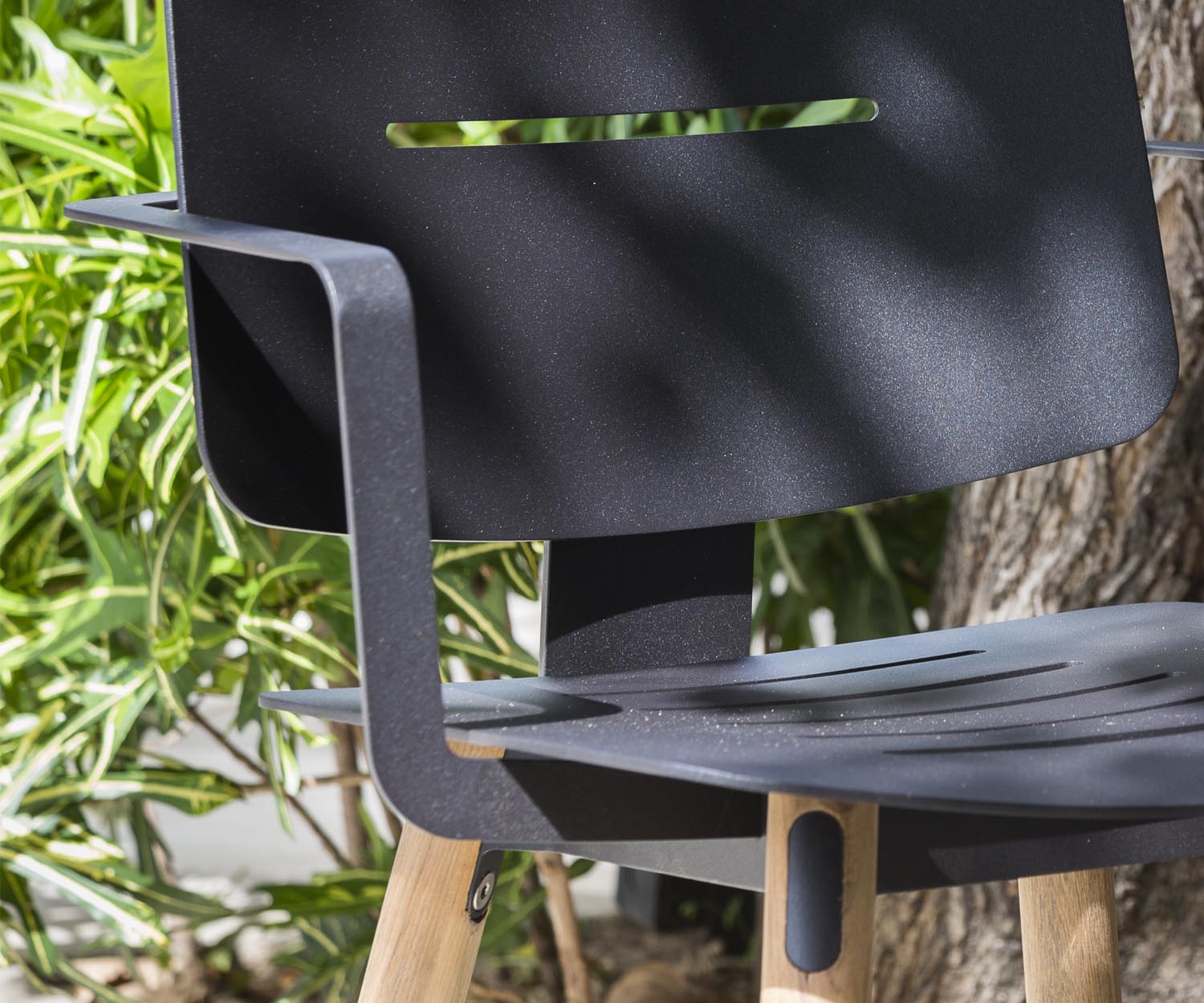 Moderner Oasiq Coco Stahl Stuhl mit Armlehnen Teak mit Aluminiumrückenfläche Beine 