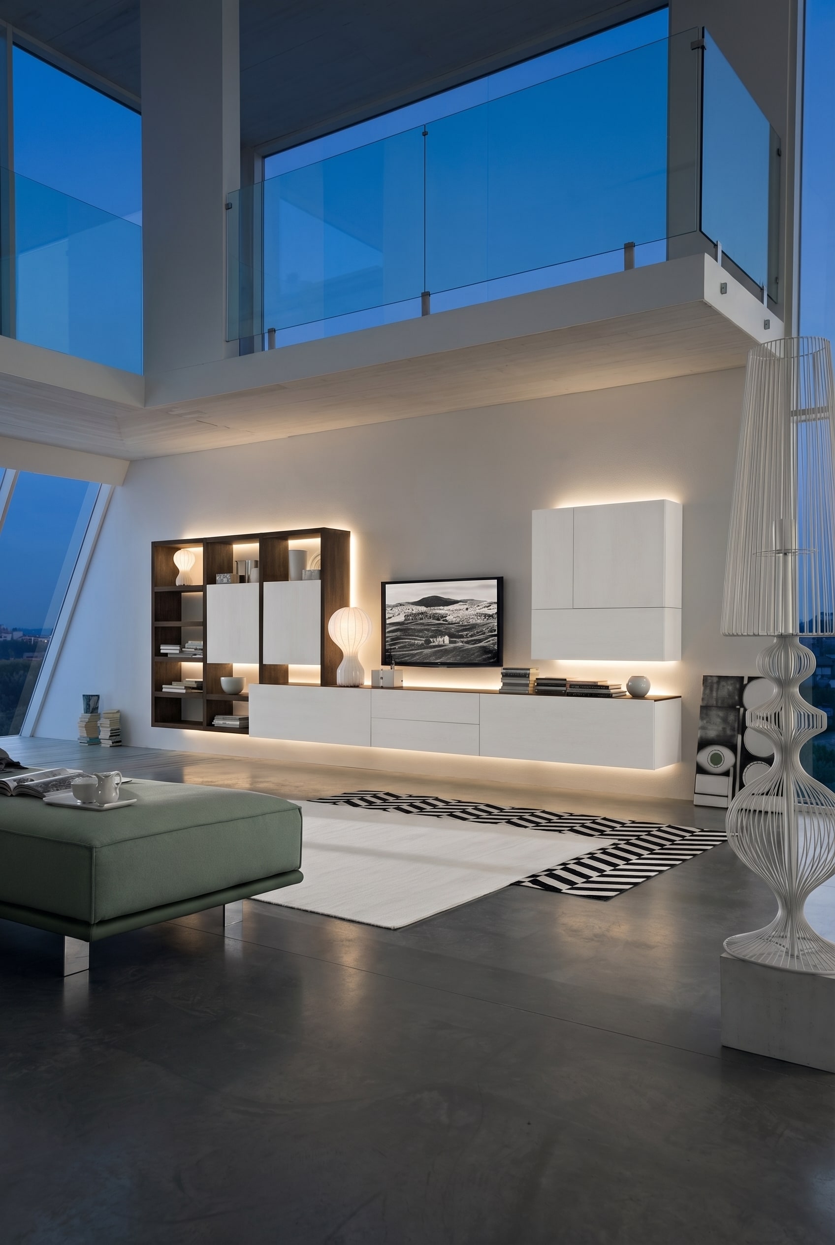 Livitalia Wohnwand C96B mit stimmungsvoller indirekter LED-Beleuchtung im abendlichen Wohnzimmer Livitalia Wohnwand C96B mit stimmungsvoller indirekter LED-Beleuchtung im abendlichen Wohnzimmer