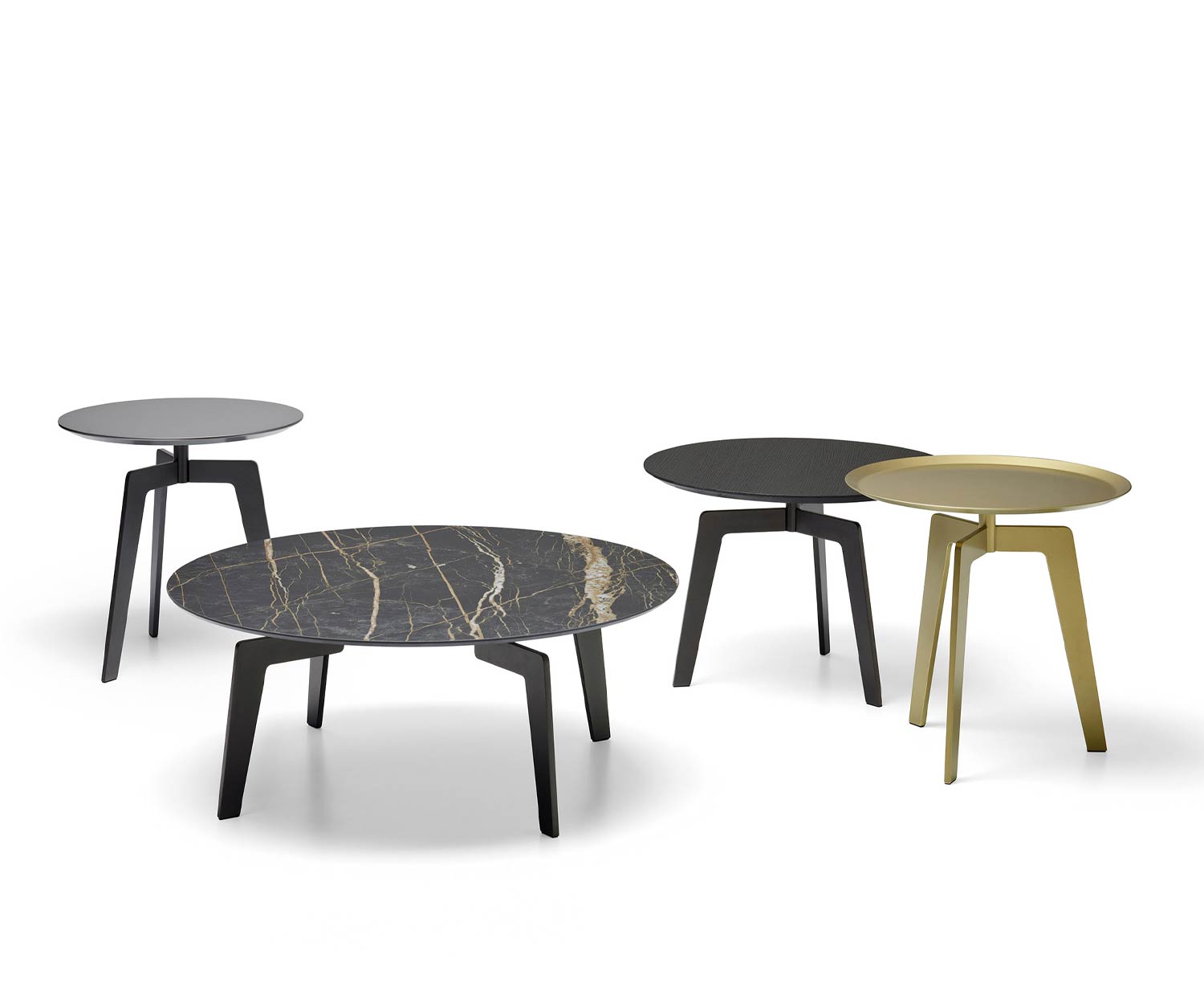 Ensemble der Lotus Beistelltische laciert und mit 3 bzw. 4 Beinen Ensemble der Lotus Beistelltische laciert und mit 3 bzw. 4 Beinen