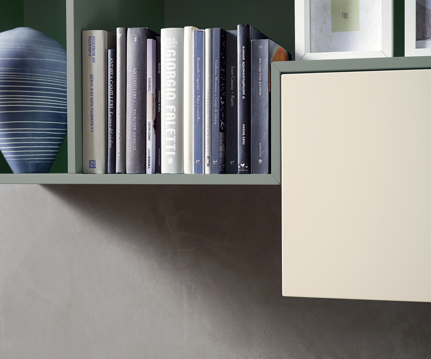 Hochwertiger Tetris Design Hängeschrank im Detail mit Fächern für Bücher Hochwertiger Tetris Design Hängeschrank im Detail mit Fächern für Bücher